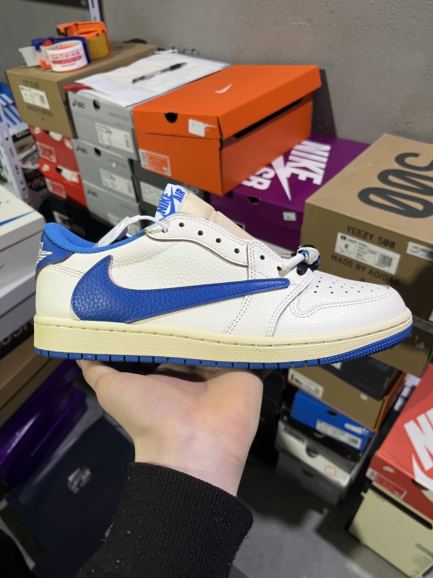 #实拍鉴赏 #仓库随手拍上新
#新F版/KZ神版 💰180
Travis Scott x Fragment Design x Jordan Air Jordan 1 Low OG SP 倒钩 三方联名闪电 低帮 篮球鞋 男女同款 白蓝
货号：DM7866-104
尺码：36-47