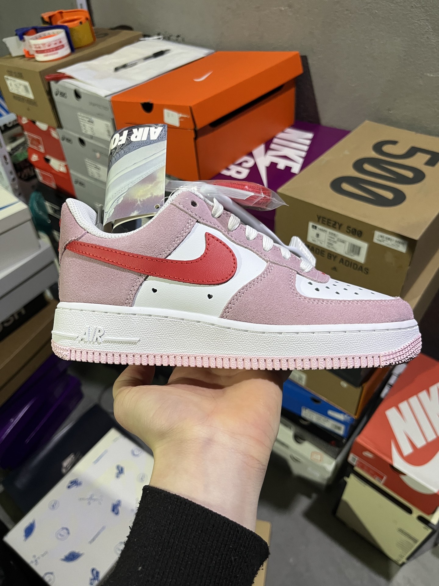 #实拍鉴赏 #仓库随手拍上新
#HY版纯原 💰150
Nike Air Force 1 07 qs "valentine's day" 舒适 低帮 板鞋 男女同款 粉红
货号：DD3384-600
尺码：35-46