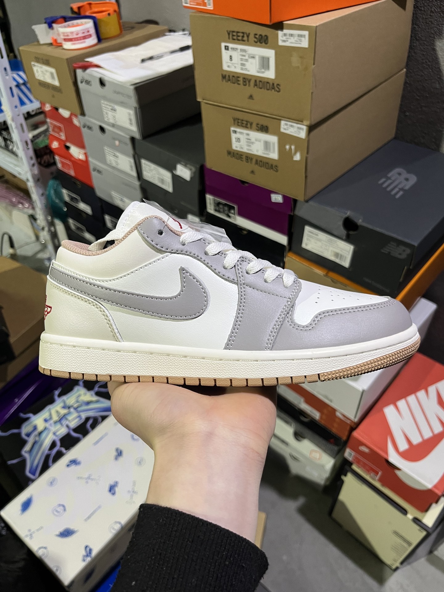#实拍鉴赏 #仓库随手拍上新
#Y版头层/小DT版 💰90
Jordan Air Jordan 1 Low Sail 柔软舒适 防滑耐磨 低帮 复古篮球鞋 男款 米灰
货号：553558-169
尺码：36-46