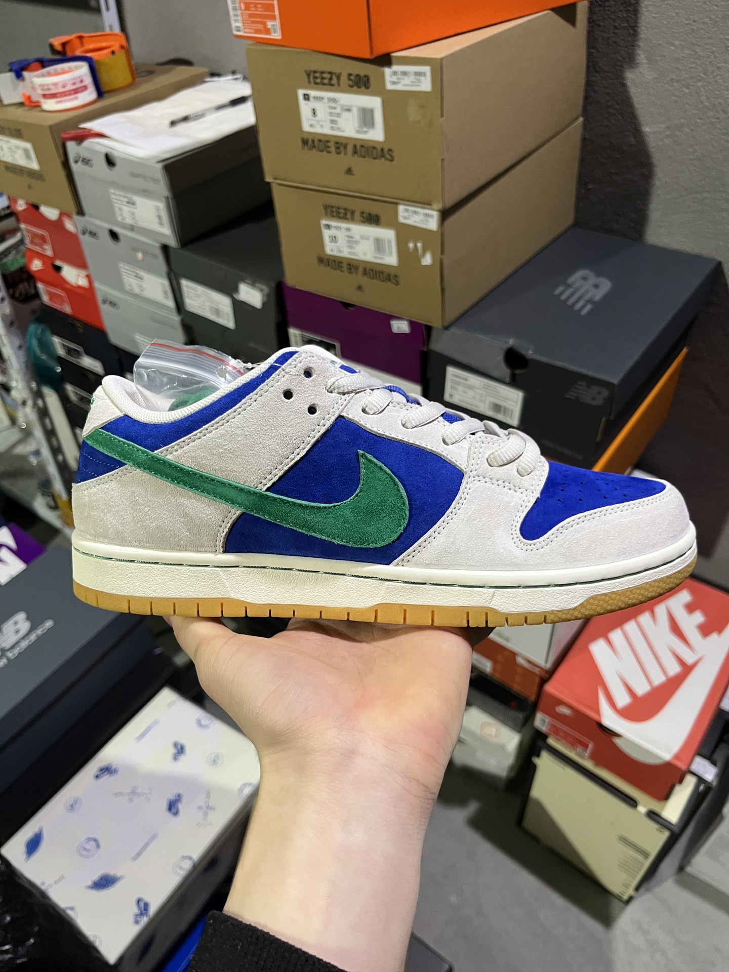 #实拍鉴赏 #仓库随手拍上新
#ST版纯原 💰160
Nike Dunk SB 绒面革 LOW 低帮 板鞋 男女同款 蓝米绿
货号：HF3704-001
尺码：36-46