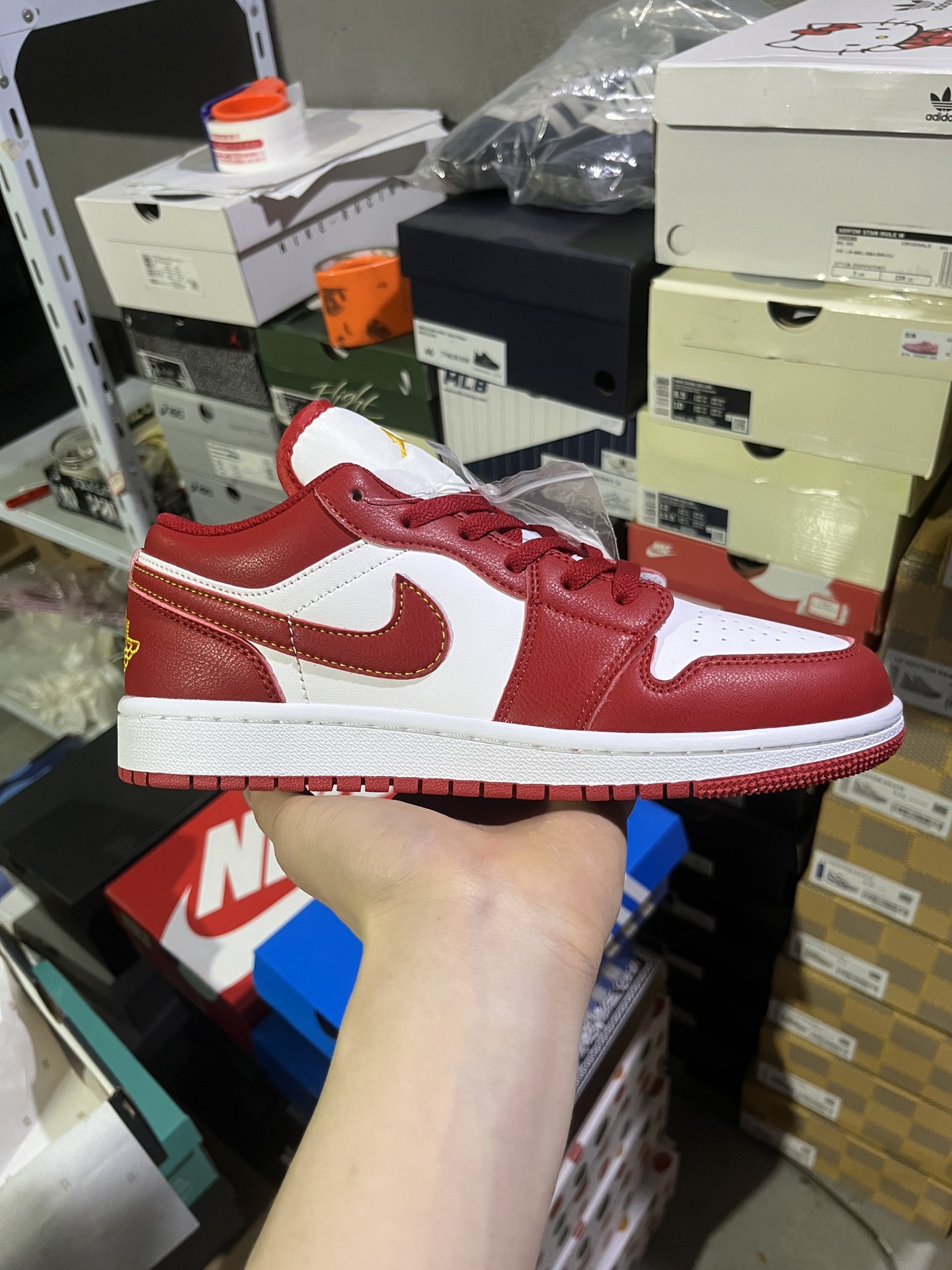 #实拍鉴赏 #仓库随手拍上新
#Y版头层/小DT版 💰90
Jordan Air Jordan 1 low "cardinal" 潮流 低帮 复古篮球鞋 男款 白红色
货号：553558-607
尺码：36-46