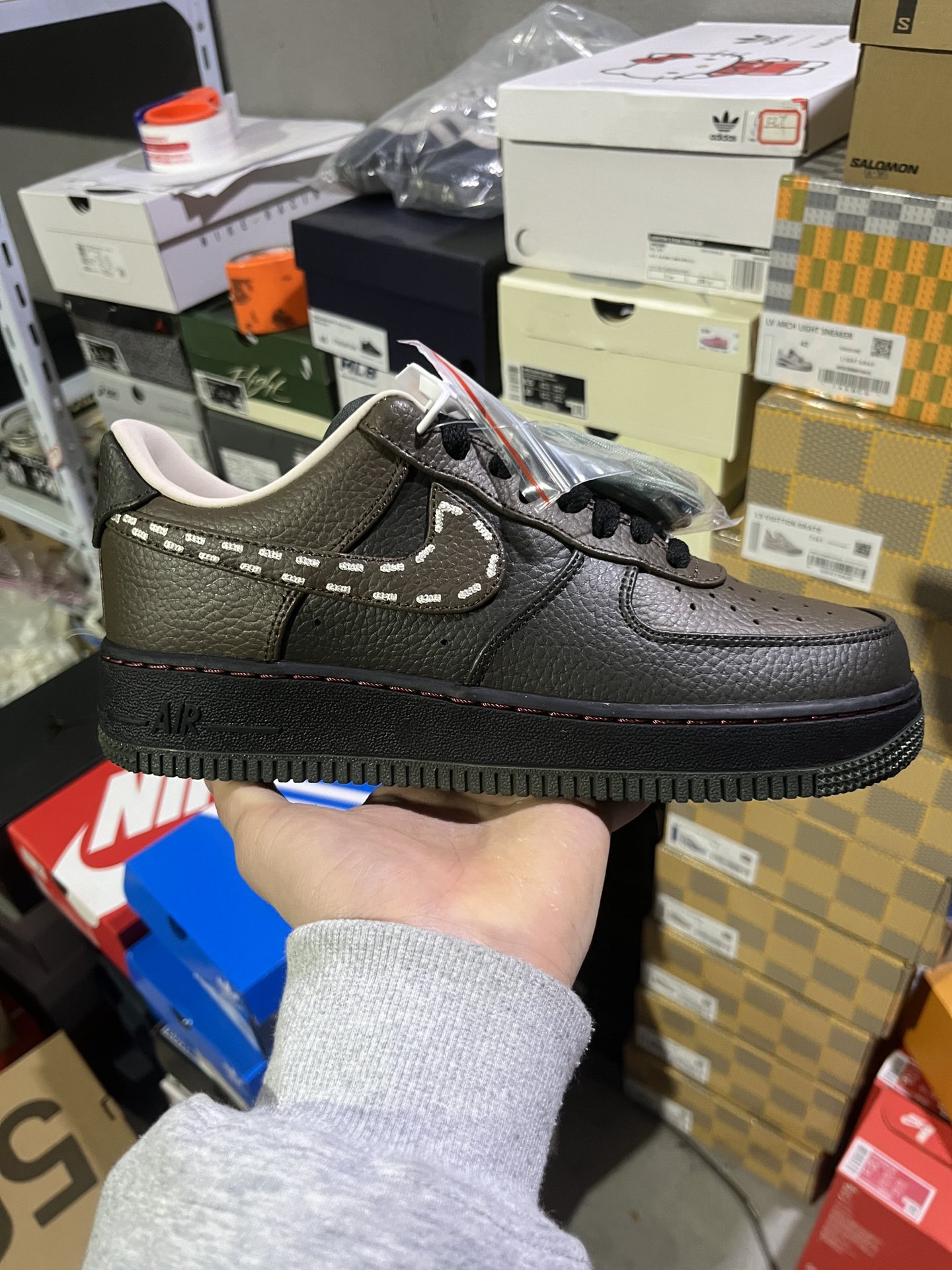 #实拍鉴赏 #仓库随手拍上新
#XC纯原 💰150
Nike Air Force 1 '07 Sequoia  Dark Hazel 舒适经典 透气 板鞋 男款 棕绿
货号：IQ1122-320
尺码：36-45