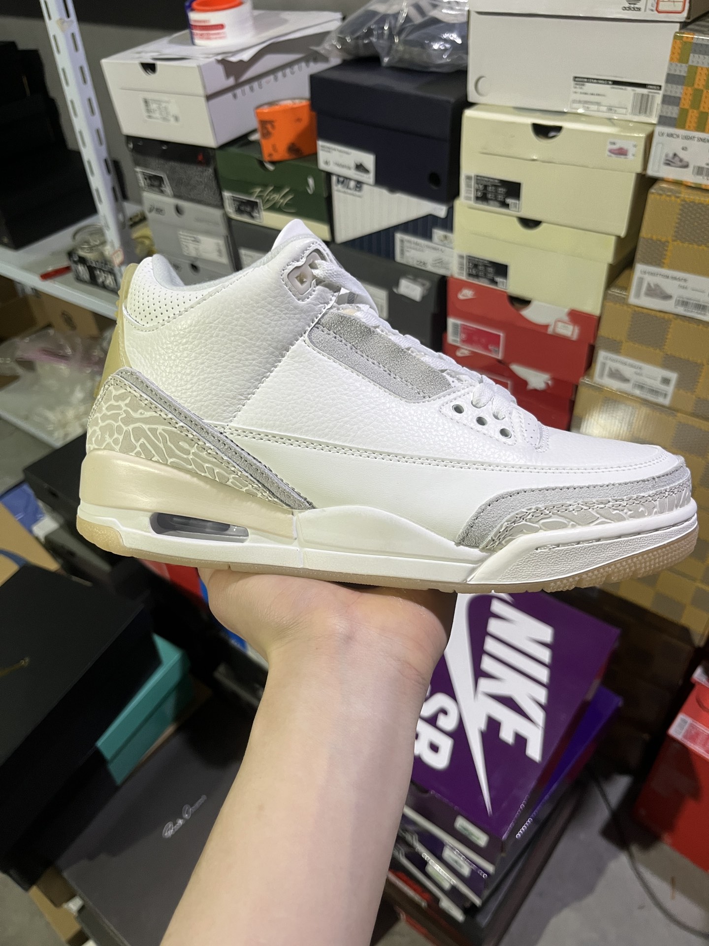 #实拍鉴赏 #仓库随手拍上新
#Z版公司级 💰110
Jordan Air Jordan 3 "Ivory" 头层牛皮 舒适 耐磨 中帮 复古篮球鞋 男女同款 灰白
货号：FJ9479-100
尺码：36-47