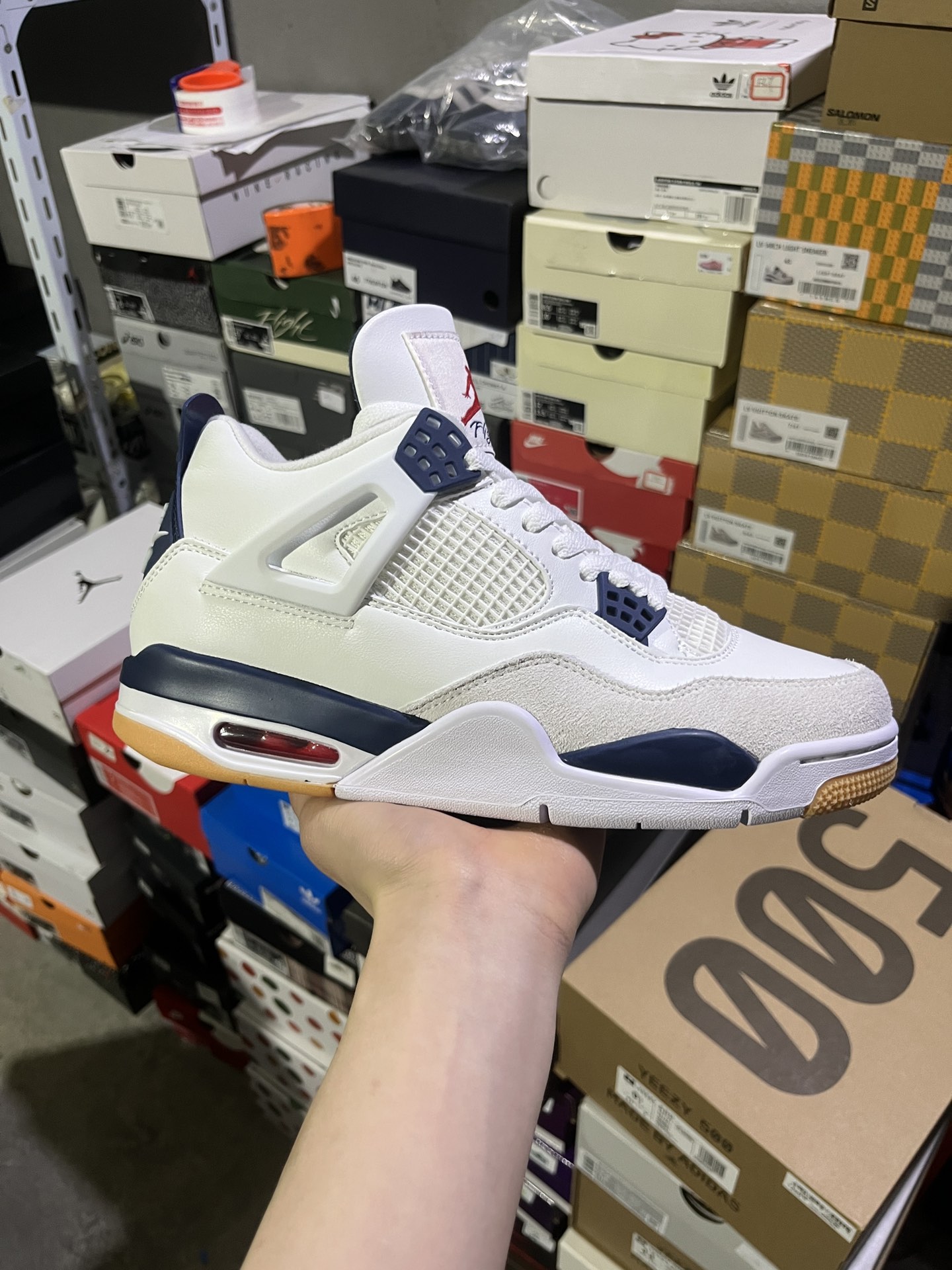 #实拍鉴赏 #仓库随手拍上新
#Z版公司级 💰110
Nike SB x Jordan Air Jordan 4 "Navy" 织物人造革 联名款 耐磨 中帮 复古篮球鞋 男款 白蓝
货号：DR5415-100
尺码：36-47