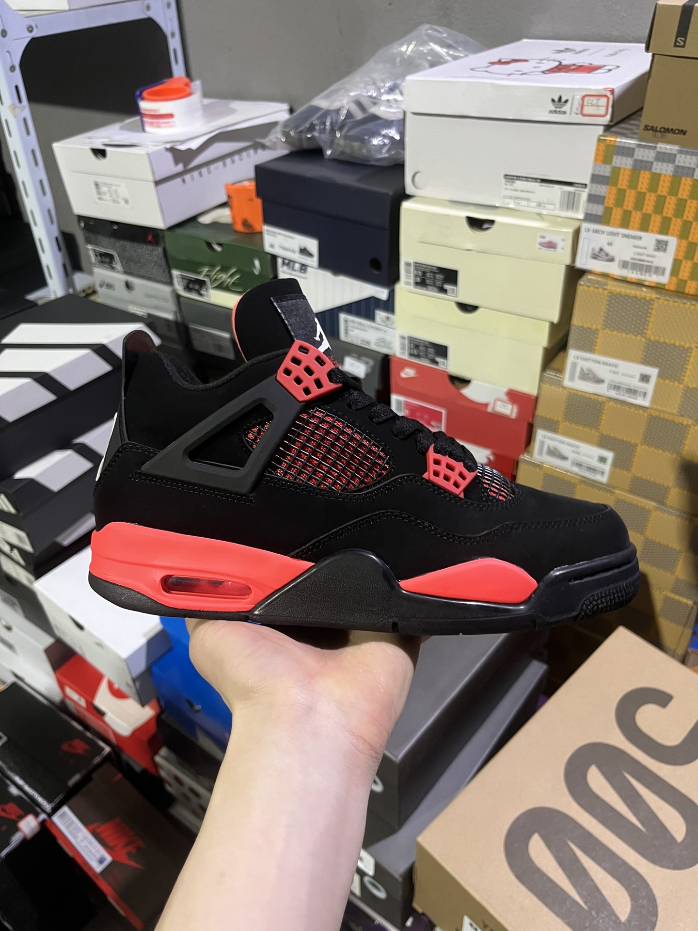 #实拍鉴赏 #仓库随手拍上新
#Z版公司级 💰110
Jordan Air Jordan 4 retro "red thunder" 红雷电 潮流 中帮 复古篮球鞋 男女同款 黑红
货号：CT8527-016
尺码：36-47