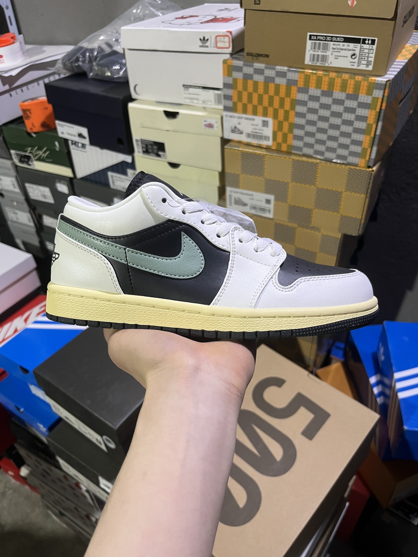 #实拍鉴赏 #仓库随手拍上新
#Y版头层/小DT版 💰90
Jordan Air Jordan 1 Low Jade Smoke 皮革 简约舒适 耐磨 低帮 复古篮球鞋 男女同款 黑绿色
货号：DC0774-001
尺码：36-46