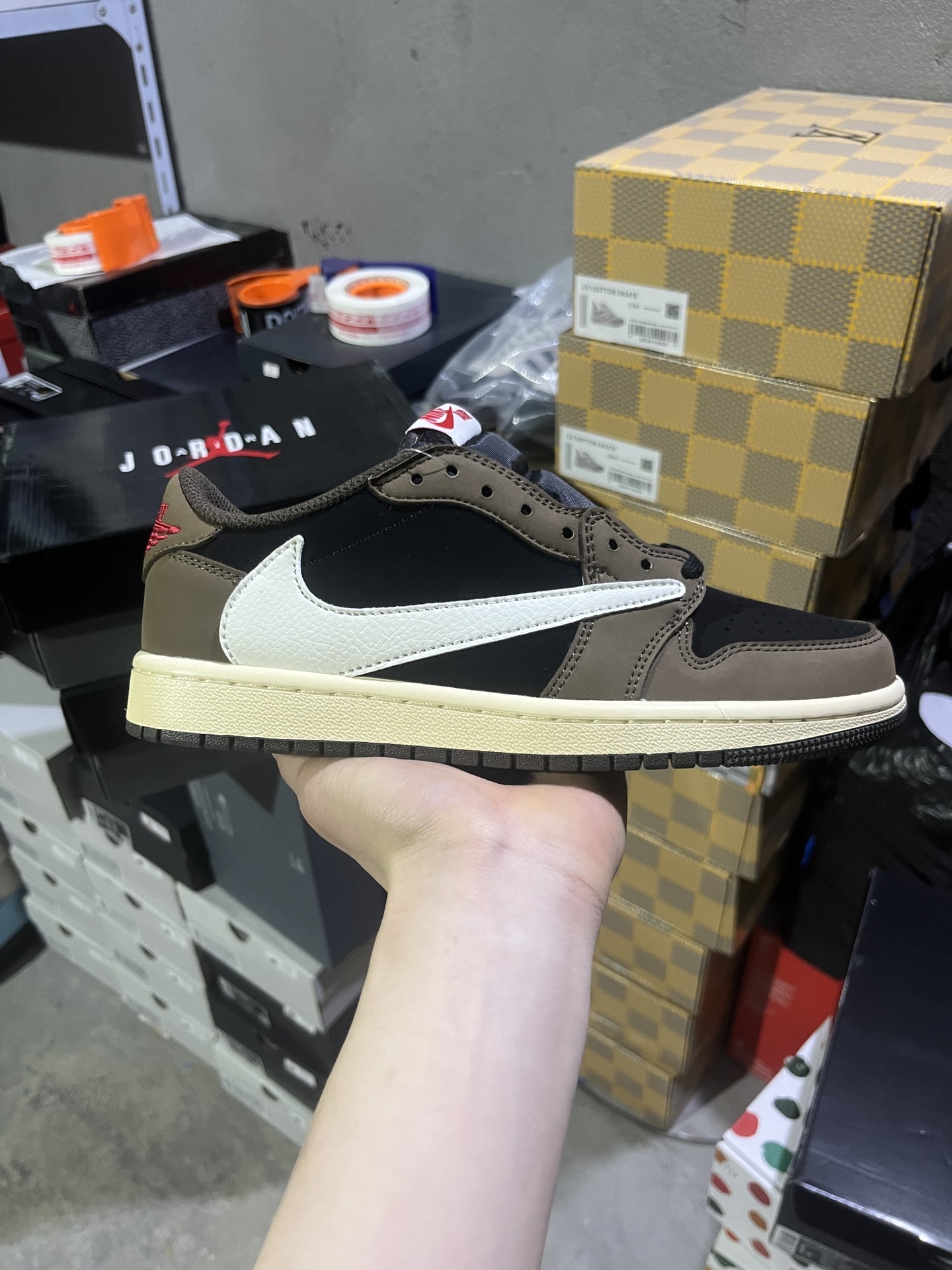 #实拍鉴赏 #仓库随手拍上新
#Z版福利倒钩 💰90
Travis Scott x Jordan Air Jordan 1 Low OG  TS SP 倒钩1.0初代 联名款 低帮 复古篮球鞋 男款 深棕
货号：CQ4277-001
尺码：36-47