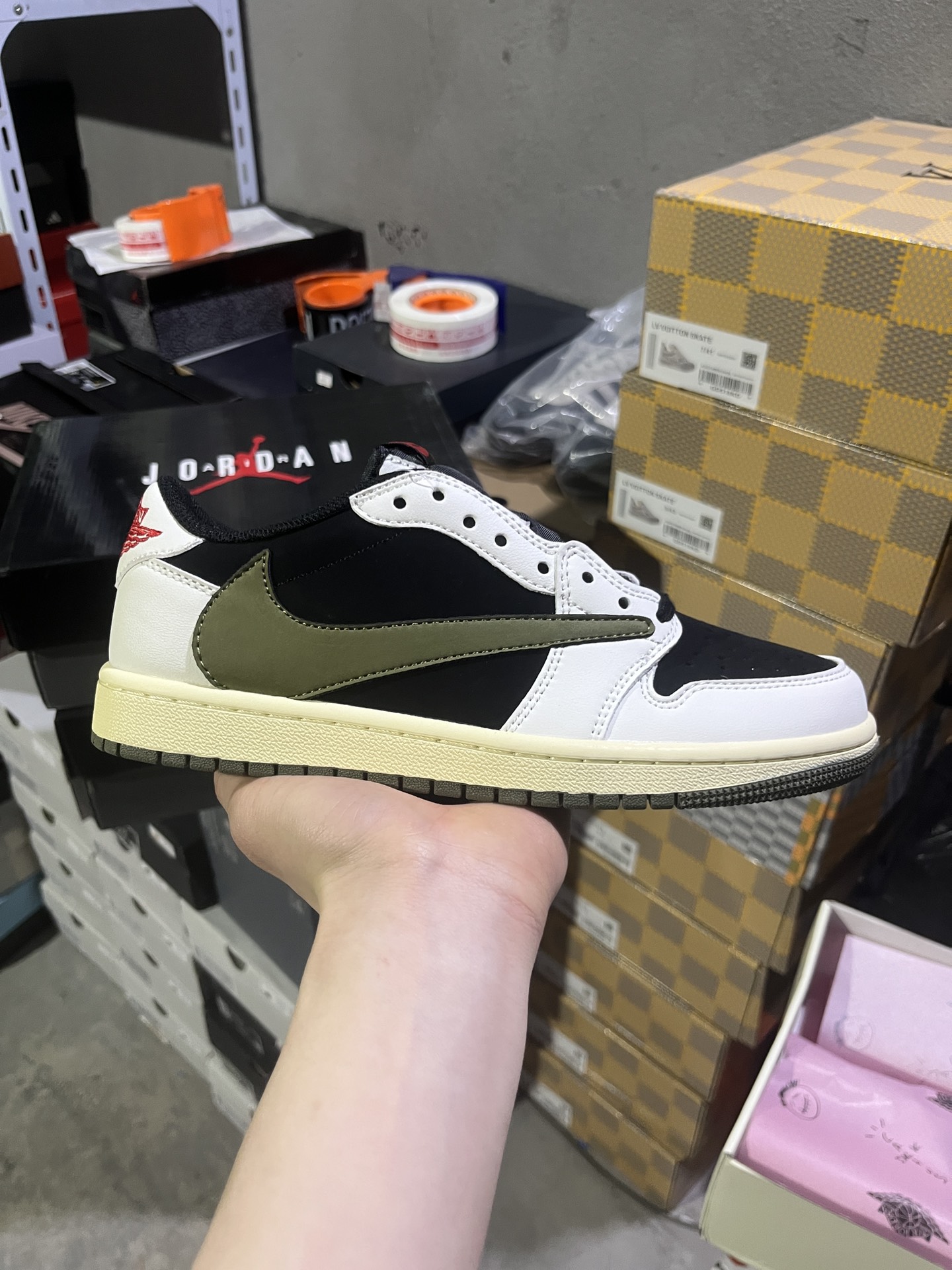 #实拍鉴赏 #仓库随手拍上新
#Z版福利倒钩 💰90
Travis Scott x Jordan Air Jordan 1 倒钩 5.0 皮革 Low "Medium Olive" 耐磨 低帮 复古篮球鞋  女款 黑绿橄榄
货号：DZ4137-106
尺码：36-47