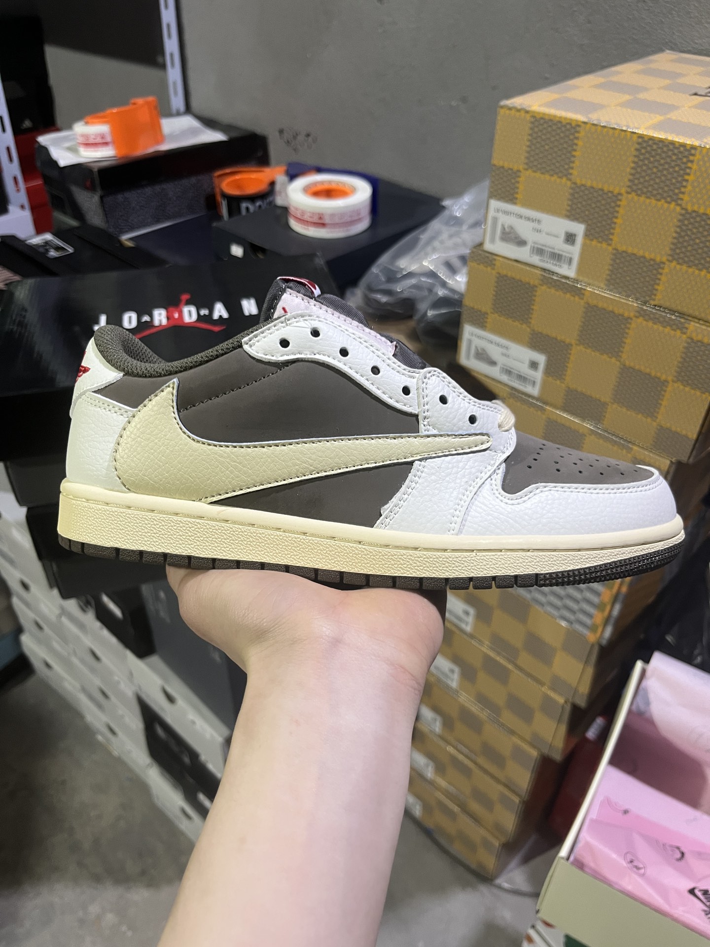 #实拍鉴赏 #仓库随手拍上新
#Z版福利倒钩 💰90
Travis Scott x Jordan Air Jordan 1 二层绒面皮皮革 潮流复古 低帮 篮球鞋 男女同款 白棕色 反转摩卡 倒钩3.0
货号：DM7866-162
尺码：36-47