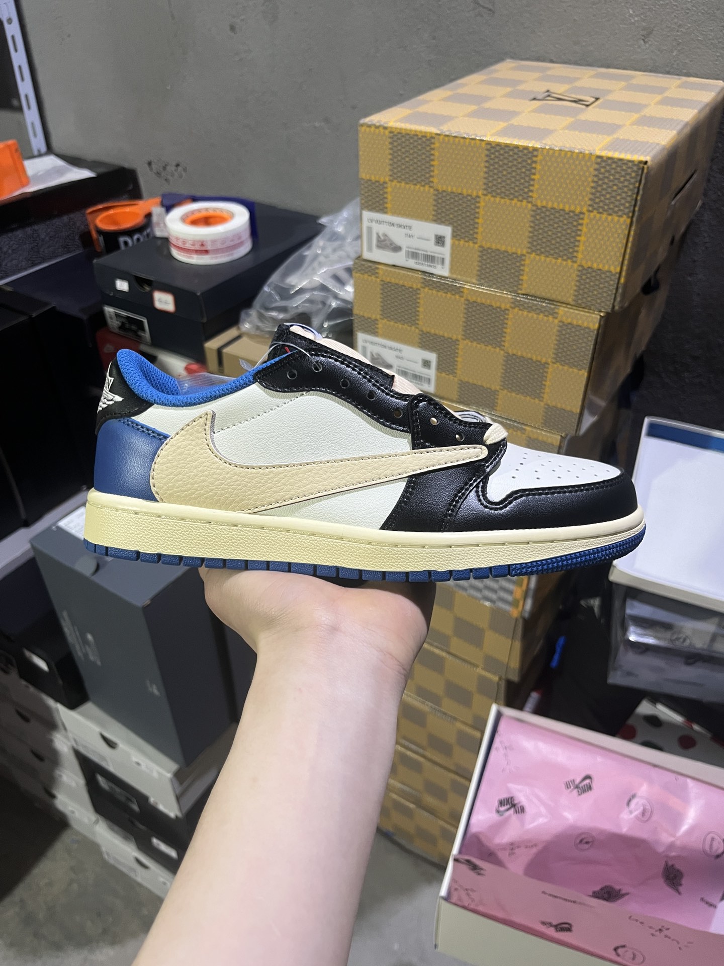 #实拍鉴赏 #仓库随手拍上新
#Z版福利倒钩 💰90
Travis Scott x Fragment Design x Jordan Air Jordan 1 OG款 Low SP 倒钩2.0 三方联名闪电 低帮 篮球鞋 男女同款 白蓝黑
货号：DM7866-140
尺码：36-47
