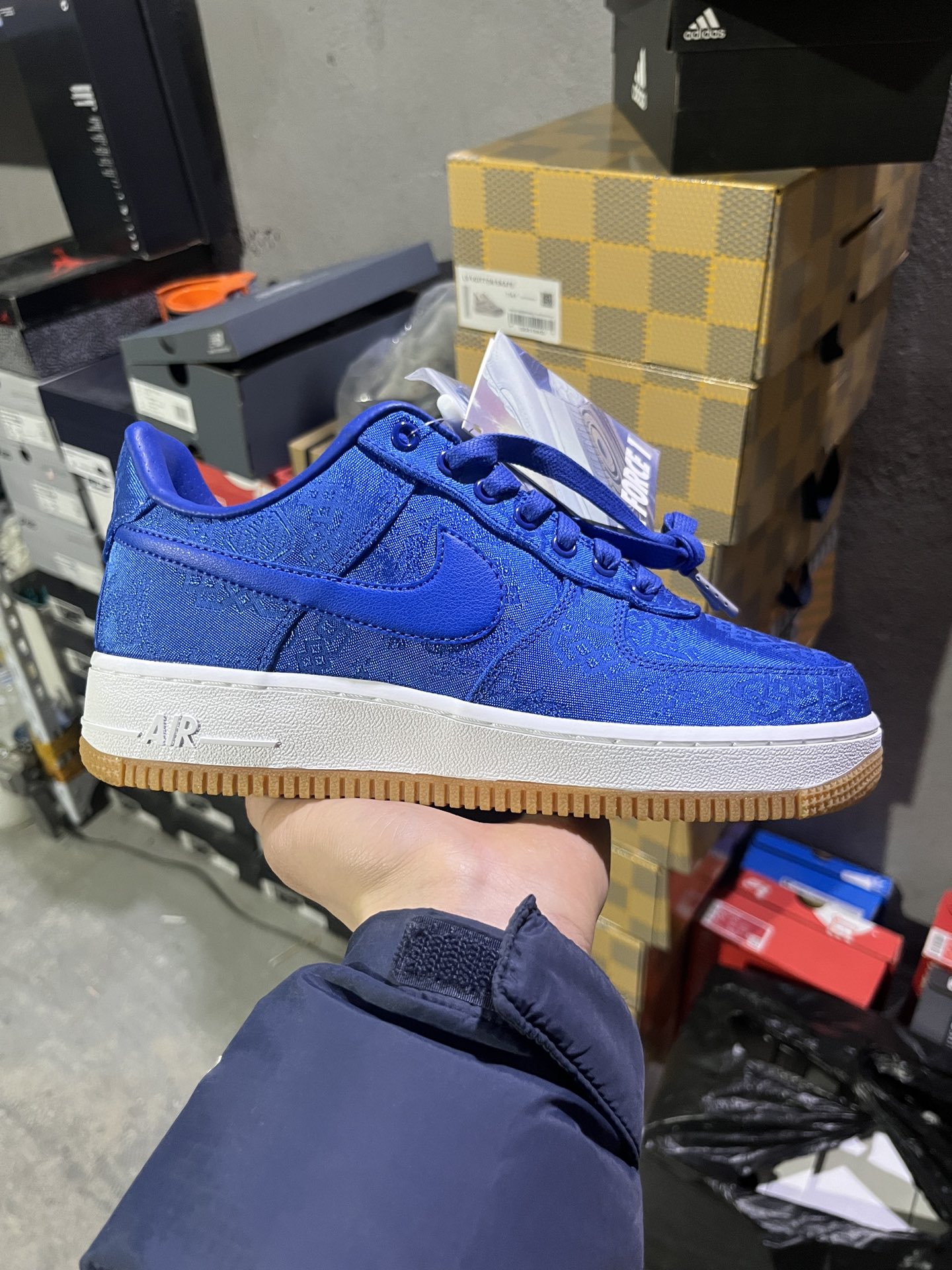 #实拍鉴赏 #仓库随手拍上新
#HY版本 💰190
CLOT x Nike Air Force 1 空军一号 皮革 空军一号 撕撕乐 蓝丝绸 低帮 板鞋 男女同款 蓝色
货号：CJ5290-400
尺码：36-46