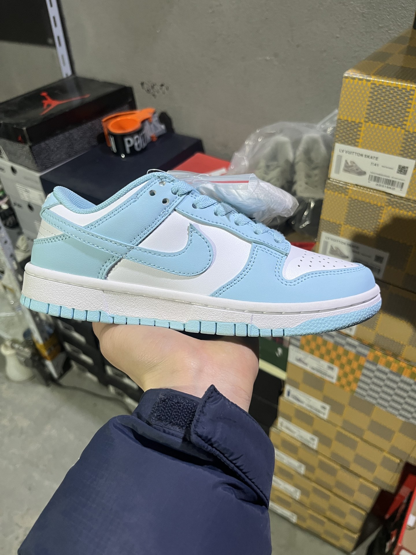 #实拍鉴赏 #仓库随手拍上新
#Y版纯原 💰150
Nike Dunk "Glacier Blue" 低帮 板鞋 男款 蓝白
货号：DV0833-104
尺码：36-45