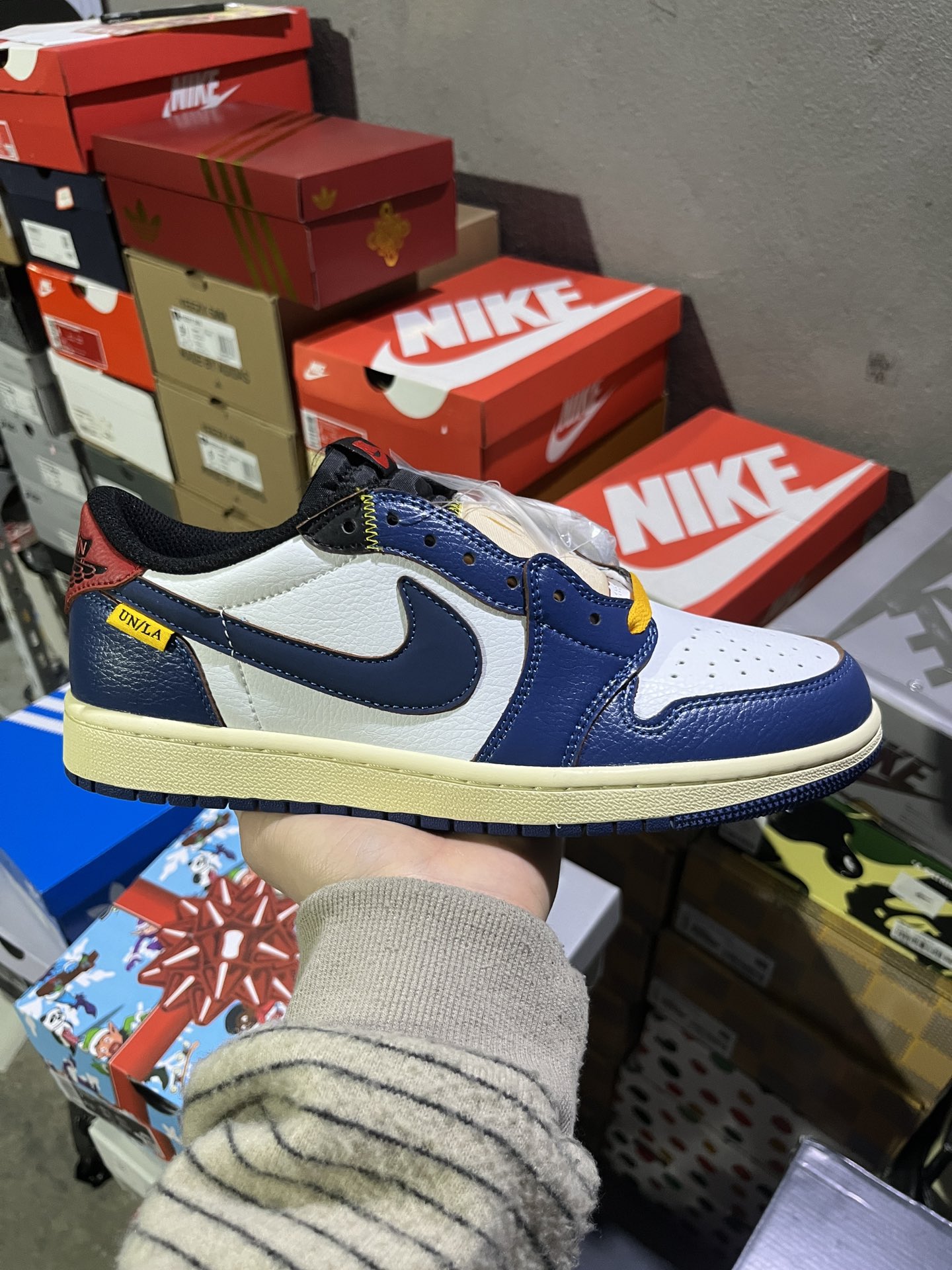 #实拍鉴赏 #仓库随手拍上新
#Y版头层 💰90
Union x Jordan Air Jordan 1 Retro low Og Nrg  联名款 潮流 高帮 复古篮球鞋 男女同款 蓝黑红
货号：BV1301-146
尺码：36-46