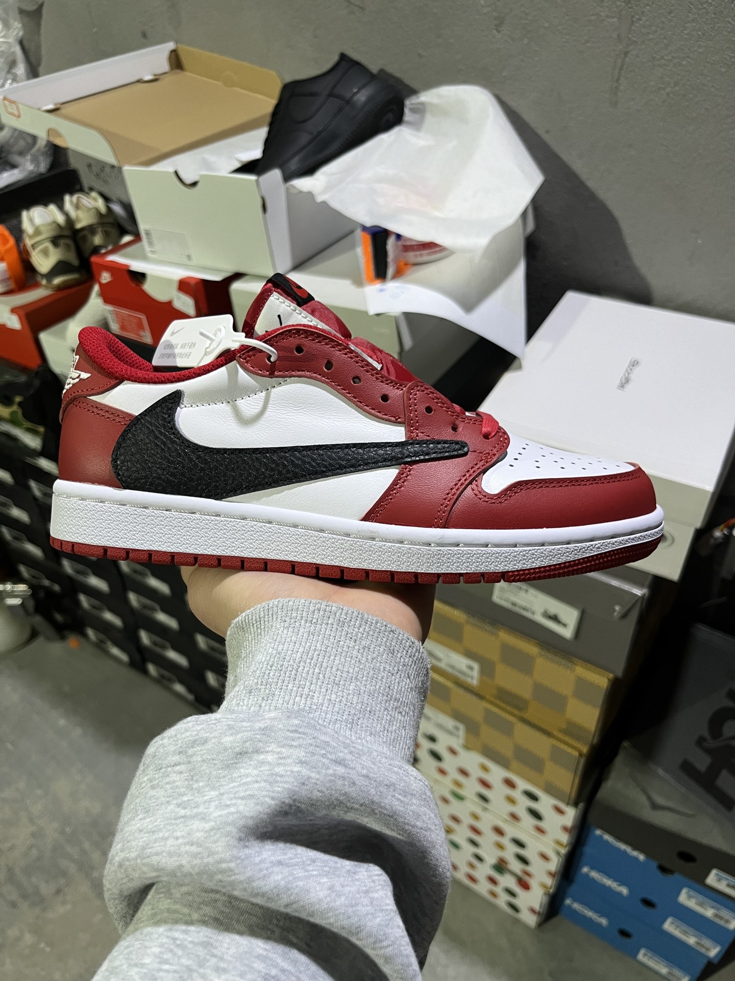 #实拍鉴赏 #仓库随手拍上新
#新F版/KZ纯原 💰180
Travis Scott x Jordan Air Jordan 1 倒钩7.0  Low 联名款 芝加哥  经典 潮流 百搭 减震 低帮 复古休闲鞋 男女同款 红色 
货号：DZ4137-700
尺码：36-47