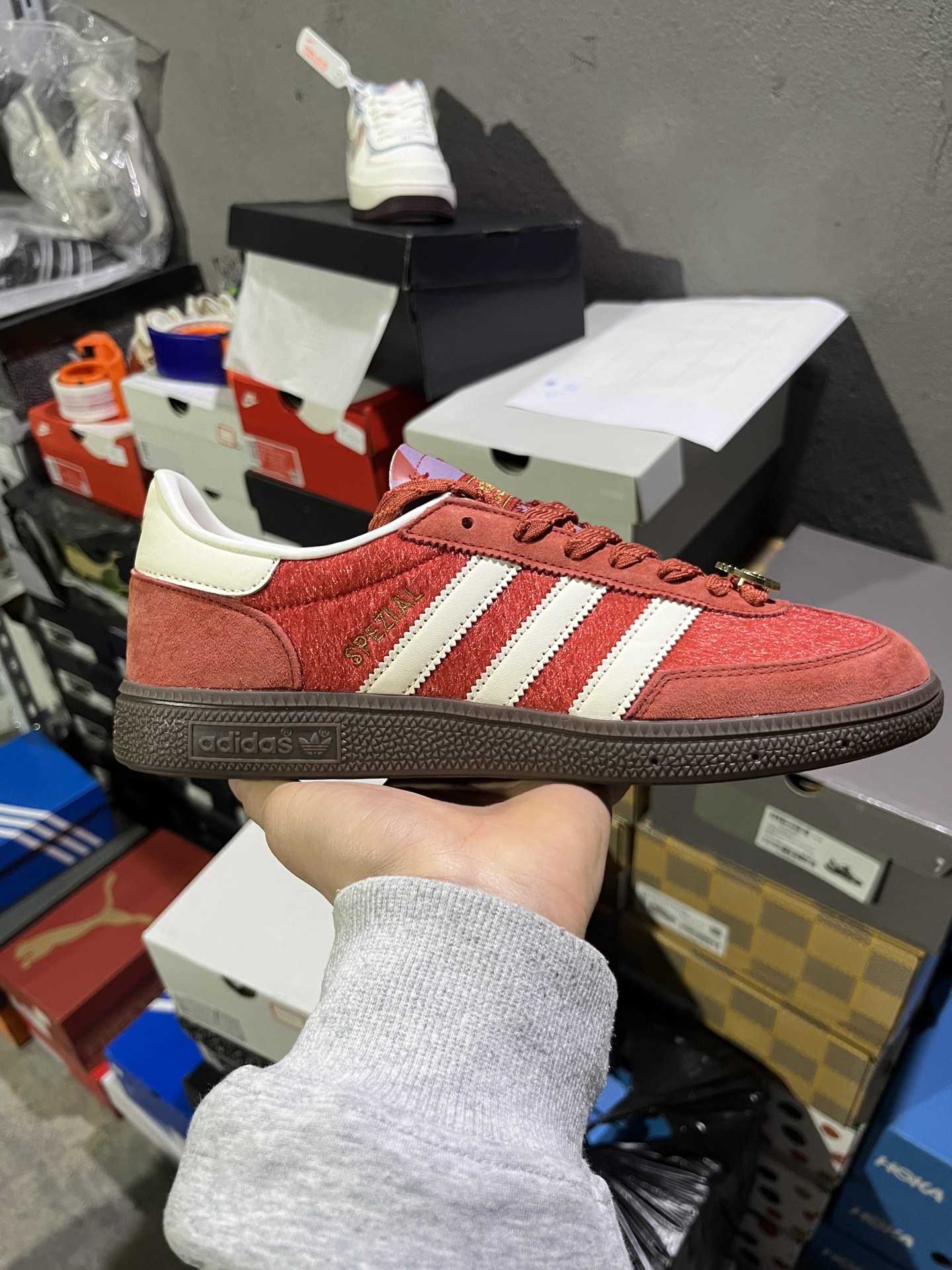 #实拍鉴赏 #仓库随手拍上新
#S版公司级 💰85
adidas originals HANDBALL SPEZIAL CNY新年款 马年限定 经典运动 德训鞋 男女同款 红色
货号：KJ6299
尺码：36-45