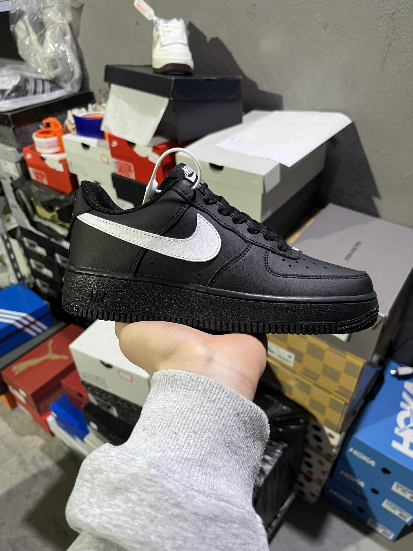 #实拍鉴赏 #仓库随手拍上新
#M版/3A纯原 💰150
Nike Air Force 1 皮革 百搭舒适 耐磨 低帮 板鞋 男女同款 黑白
货号：FZ0627-010
尺码：36-45