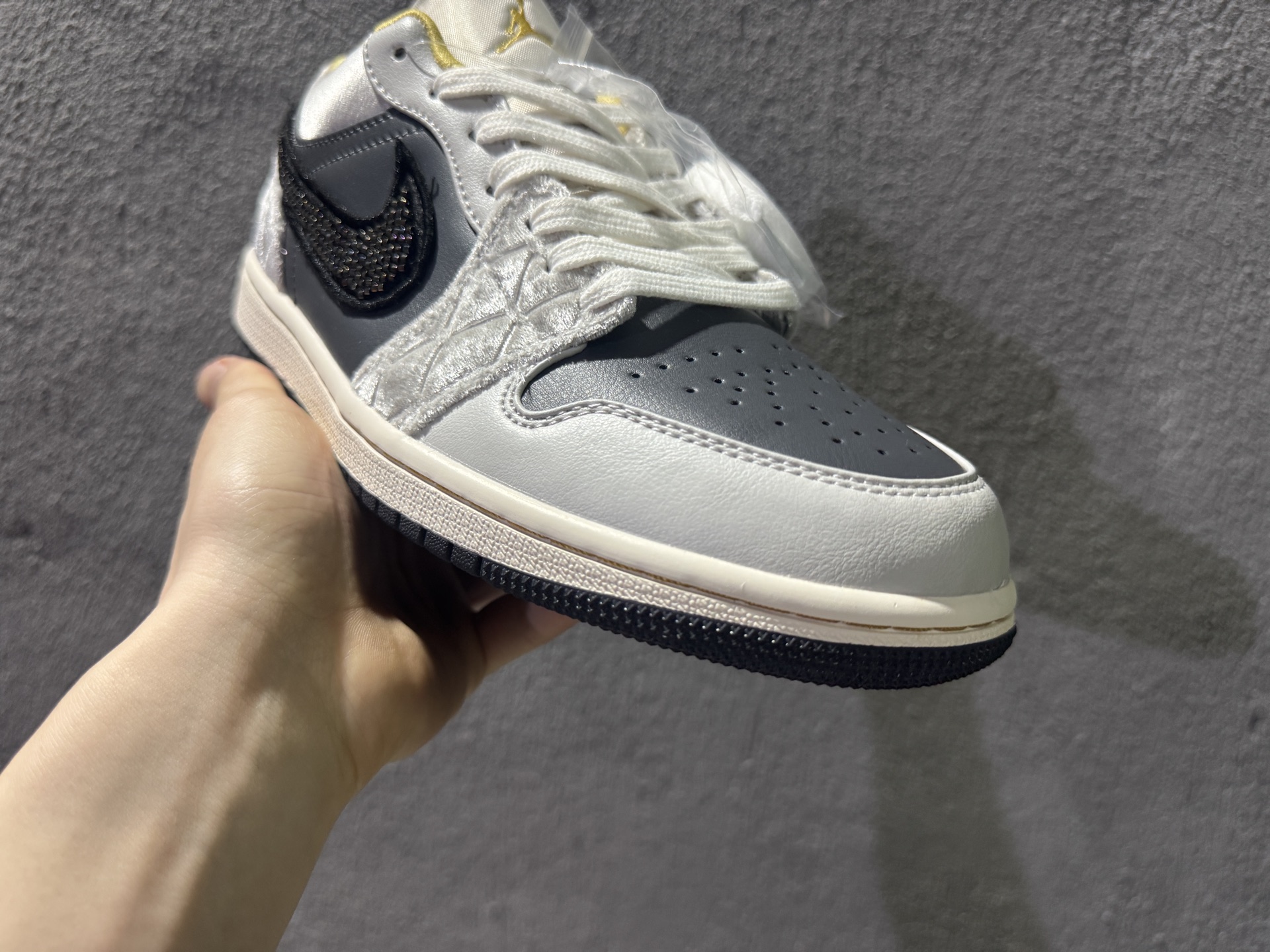 #头层 乔一黑灰绸缎 货号:DV1762-001