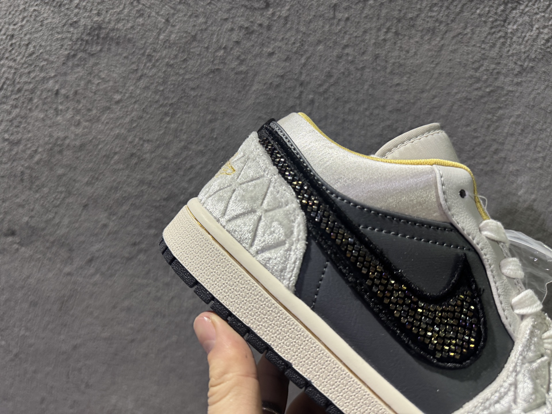 #头层 乔一黑灰绸缎 货号:DV1762-001