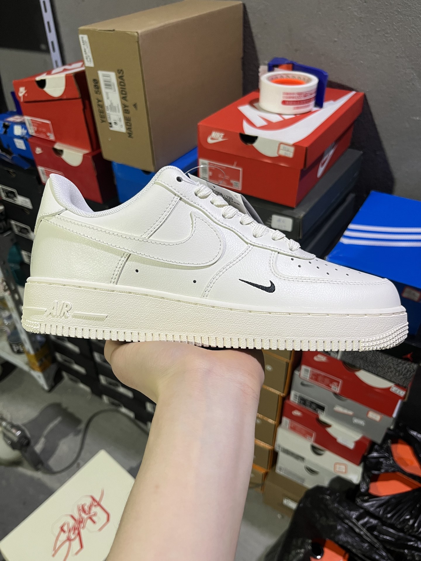 #实拍鉴赏 #仓库随手拍上新
#M版/3A纯原 💰150
Nike Air Force 1 '07 ESS TRK3 舒适 低帮 板鞋 女款 白色
货号：HF1058-133
尺码：36-45
