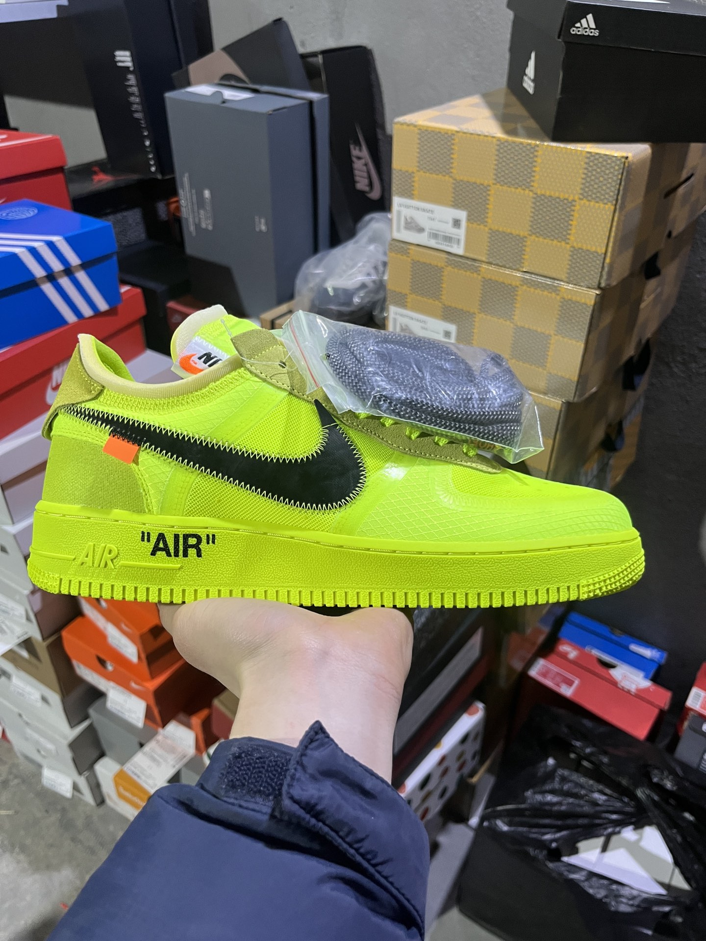 #实拍鉴赏 #仓库随手拍上新
#HY版本 💰190
OFF-WHITE x Nike Air Force 1 Part 2 Volt THE TEN 时尚 低帮 板鞋 男女同款 荧光绿
货号：AO4606-700
尺码：36-46
