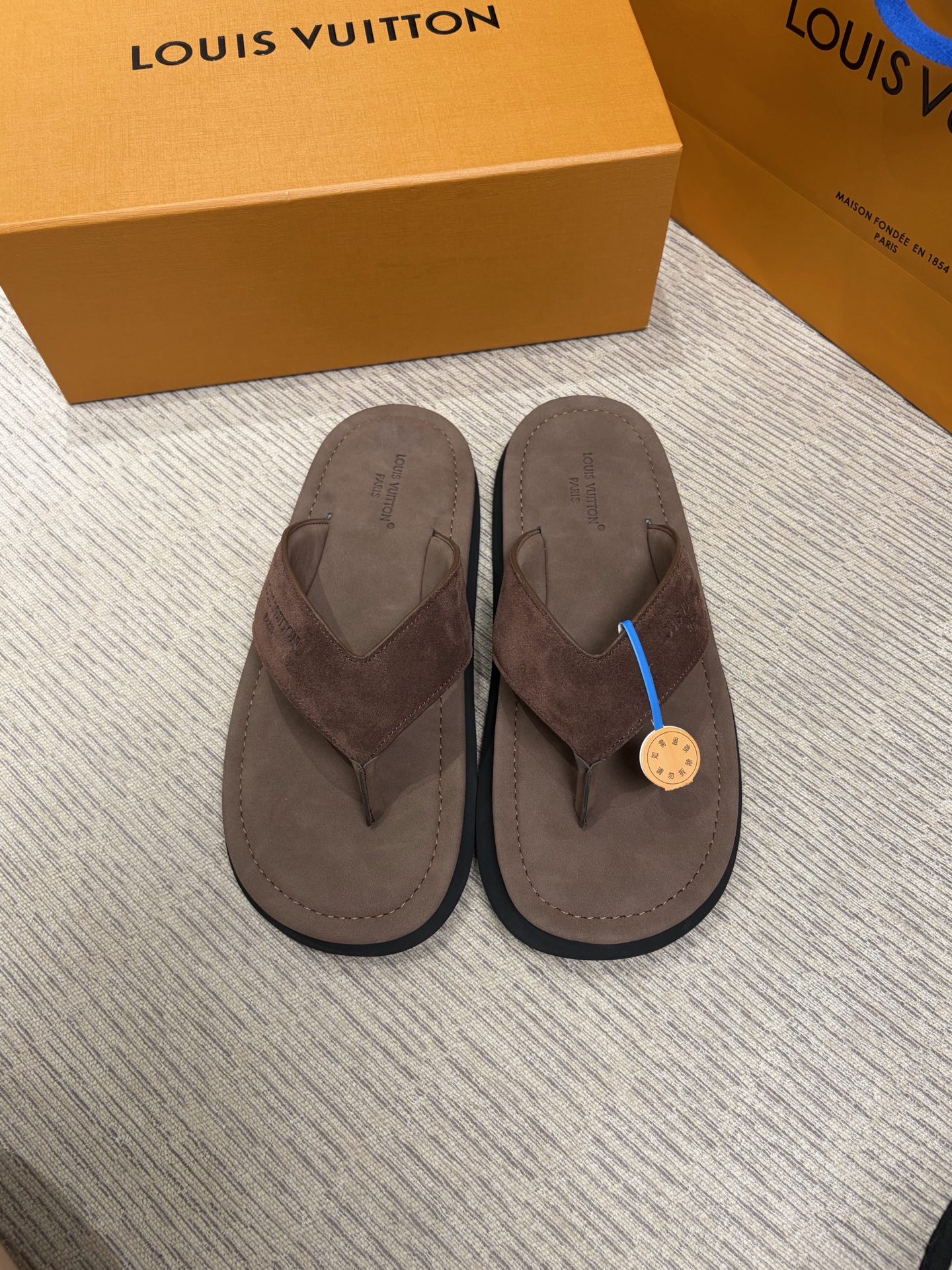 NO:887922,[LV] Donkey brand Louis Vuitton high quality, top craftsmanship, men's slippers, regular size 39-45, 46, 47, custom-made, the latest classic L embossed slippers!  goods!  A must-have for refreshing summer, with top-notch craftsmanship [strong]!  The original cow embossed surface has a super three-dimensional effect (super strong texture and feel)!  The lining and midsole are both wrapped in calfskin, making your feet comfortable and soft!  Super texture!  Rubber foam anti-slip outsole!  !  The highest version!  ,,louis vuitton,louis vuitton,louis vuitton,slippers,cowhide19860909【LV】驴牌 路易威登 高品质,顶尖工艺品 男士拖鞋 正码39-45,46,47,订做 最新经典L压花拖！货！清爽夏季必备搭配,顶级手工艺[强]！面原版胎牛猄压花立体感超强(超强质感、手感)！内里、中底均为小牛皮包裹,脚感舒适柔软！质感超强！橡胶发泡防滑大底！！最高版本！,,louis vuitton,louis vuitton,louis vuitton,slippers,cowhide,Men's shoes
