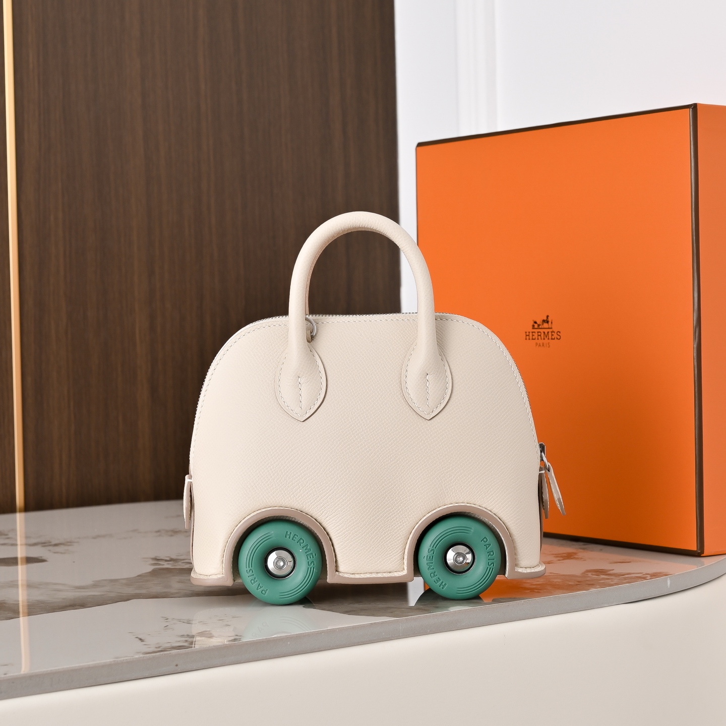 NO:811884,In stock, new limited edition, the fastest on the entire network, bowling wheel bag, milkshake white, esom leather imported from France, Hermes, hermes, Hermes,19860909现货现货,新款限量款全网最快,保龄球轮子包,奶昔白,法国进口esom 皮,爱马仕,hermes,Hermes,,Bag