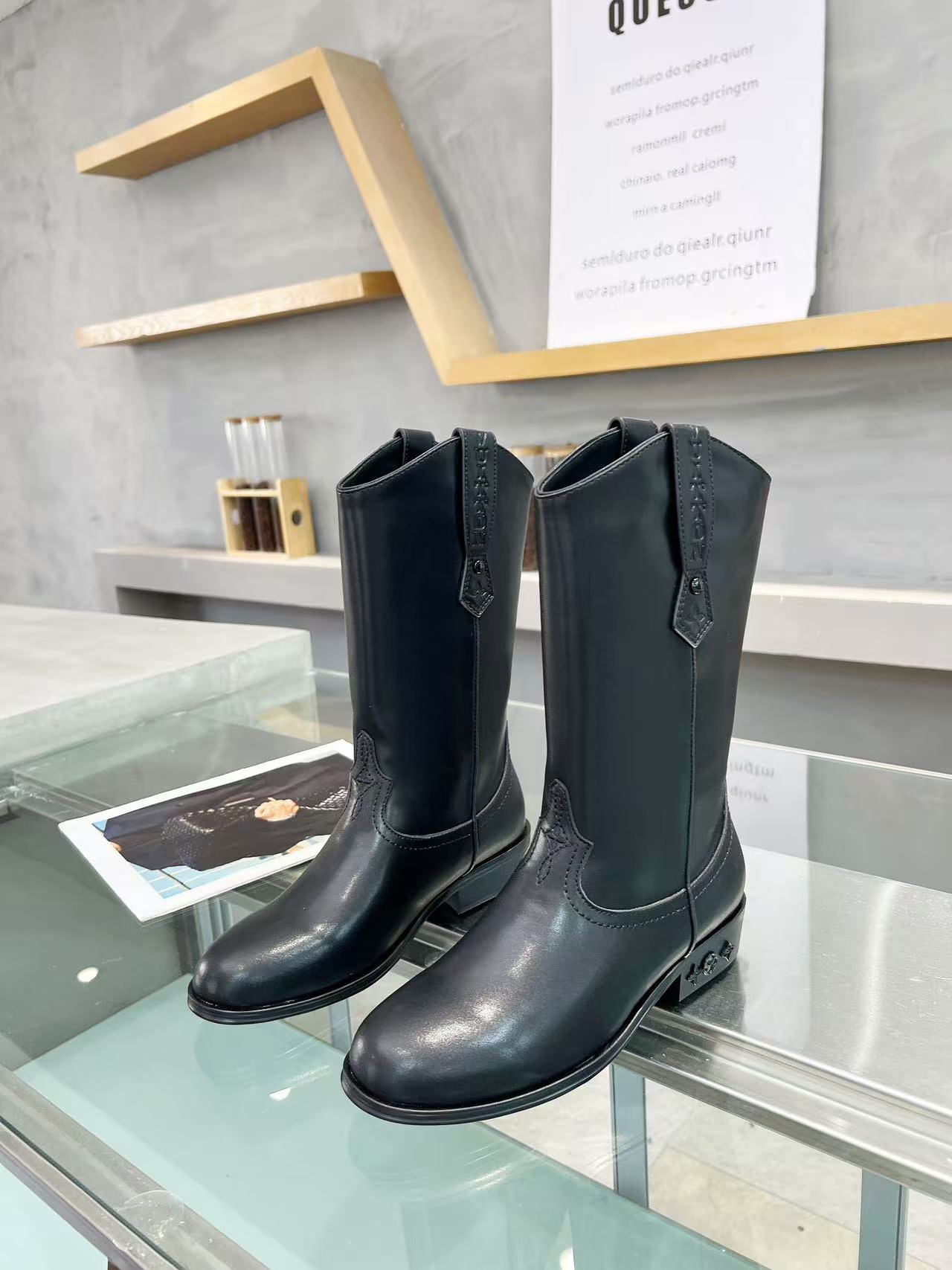 NO:577043,(Men's model) Top-end high-end version. Purchasing quality. Original development. Louis Vuitton. Louis Vuitton ss latest autumn and winter catwalk style Western cowboy boots for couples. LV brand mid-calf Martin boots. It took more than three months to upgrade the version and finally made it perfect. We made every detail exactly the same as the original product. We decisively keep the styles for ourselves when shipping. How can bosses and beauties who like it not keep it for themselves? Multiple craftsmanship. The top quality in the market welcomes comparison. Unconditional PK for any details.  There are pictures and truth, and today’s Internet celebrities at home and abroad are taking advantage of it!  Fashionable men and women are fully responsible for their outfits. Original molded original leather outsole imported from Italy. No matter how many versions there are on the market, you will be full of surprises the moment you get it!  The perfect genuine version, you can go in and out of the counter at will. Purely handmade and made with heavy craftsmanship. The first choice for fashionable men and women, the emphasis is on craftsmanship and texture. This product adopts the original imported Italian calfskin double leather buckle design, exquisite oil edge craftsmanship, perfect computer needlework routing, double leather buckle semi-circular shoe opening, easy to wear, easy to put on and take off, easy to carry, the interior is made of high-end original water-dyed cowhide imported from Italy, and the interior is made of high-end original water-dyed cowhide imported from Italy. Double label and double code.  Benchmarking and matching, original factory craftsmanship. The outsole is made of the best original genuine leather material imported from Italy. The shoe shape is more domineering and textured than the men's model. It is made with fine workmanship and is more durable. Many fashionable men and women with punk style are competing to match it. The moment you get it, you will be full of surprises!  A perfect authentic version, you are welcome to compare the quality and workmanship, stress-free quality assurance, you can enter and exit the counter at will. The fabric is original custom-made calfskin imported from Italy. The lining is original water-dyed cowhide imported from Italy. The feet are original water-dyed cowhide imported from Italy. The outsole is original genuine leather outsole imported from Italy. Women's size 35-39 (customized at 40.41.42, non-returnable and non-exchangeable). Men's code 39-44 (customized at 38.45.46, non-returnable and non-exchangeable).  Packaging top high-end complete set of original authentic packaging, boots, louis vuitton, louis vuitton, louis vuitton, louis vuitton, louis vuitton, boots, cowhide, Leather soles19860909（男款）顶级高端版本 代购品质 原版开发 Louis Vuitton 路易·威登 ss最新款秋冬走秀款情侣款西部牛仔靴 LV驴家品牌中筒马丁靴,耗时三个多月升级版终于完美复刻,我们把每一个细节做得和正品一模一样.出货果断自留款式,喜欢的老板和美女们怎能不自留,多重工艺,市场顶级品质欢迎对比,无条件任何细节PK 有图有真相,当今网红国内外明星们纷纷上脚！时尚潮男潮女们穿搭全面担当.原版开模意大利进口原版真皮大底无论市面有多少版本,当你拿到它的那一刻都会充满惊喜！完美的正品级版本,随意进出专柜.纯手工制作重磅工艺. 时尚潮男潮女士们首选必备,讲究的就是工艺质感,本产品采用意大利进口原版定制小牛皮双皮扣面设计,精致油边工艺,完美电脑针车走线,双皮扣半圆形鞋口,易穿搭 易穿脱 轻松拿,内里选用高档意大利进口原版水染牛皮,内里选用高档意大利进口原版水染牛皮 双标双码 对标对版 原厂工艺.大底采用最好的意大利进口原版真皮材质 对版对质,鞋型相比较男款更为霸气 有质感.精工细作 更扛造耐穿,众多时尚潮男潮女士们 朋克风争相种草 搭配.当你拿到它的那一刻都会充满惊喜！完美的正品级版本,欢迎对比质量和做工,无压力的品质保障,随意进出专柜. 面料意大利进口原版定制小牛皮 内里意大利进口原版水染牛皮 垫脚意大利进口原版水染牛皮 大底意大利进口原版真皮大底 女码35-39（40.41.42定做,不退不换) 男码39-44（38.45.46定做,不退不换） 包装顶级高端全套原版正品包装,靴子,louis vuitton,louis vuitton,louis vuitton,louis vuitton,louis vuitton,boots,cowhide,Leather soles,Women's Shoes