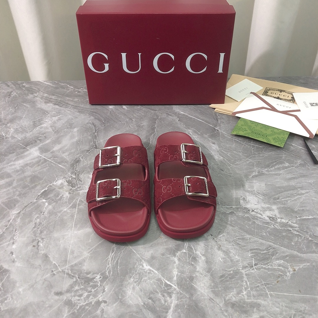NO:410029,New summer GUCCi high-end boutique Gucci early spring series decoration double-row belt buckle beach sandals lightweight foot casual slippers top purchasing quality!  The original version is replicated 1:1, and every detail has been carefully polished and carefully made. It can be compared with ZG, with the same quality as the ZG!  Gucci's modern design aesthetic explores a unique path of ingenuity, cleverly blending the brand's classic elements with the beloved brand logo. This sandal embellishes the beloved double G G mini embossed material + double row belt buckle styling accessories, injecting a low-key brand logo charm into the entire design. Fabric Italian GG embossed beef velvet deer leather inner lining Italian imported original cowhide foot pad Italian imported original cowhide heel flat heel (thickness is the same as the original) Outsole Italian imported original TPU sole Size 35-39 (34.40.41.42 customized, non-return and exchange) Packaging high-end full set of Encore wine red original packaging, slippers, gucci, gucci, sandals, slippers, cowhide19860909夏季新款GUCCi高端精品古驰早春系列饰双排皮带搭扣沙滩凉鞋轻便套脚休闲拖鞋顶级代购品质！原版1:1复刻,毎个细节皆经过精心打磨细腻制作.可与ZG对比如一,无二品质！Gucci 现代设计美学探索独特匠心之路,巧妙融合品牌经典元素与备受喜爱的品牌标识.这款凉鞋缀饰备受喜爱的双G G迷你压纹材质+双排皮带扣造型配件,为整个设计注入一抹低调的品牌标识魅力 面料意大利GG压纹牛绒鹿皮 内里意大利进口原版牛皮 垫脚意大利进口原版牛皮 鞋跟平跟（厚度和原版一致） 大底意大利进口原版TPU底 码数35-39（34.40.41.42定做,不退换） 包装高端全套安可拉酒红原版包装,拖鞋,gucci,gucci,sandals,slippers,cowhide,Women's Shoes