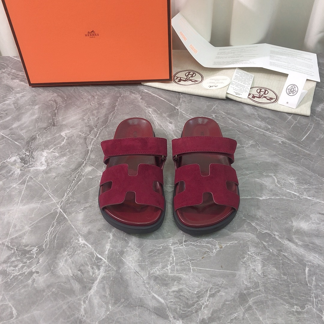 NO:410086,(Men's model) Top version Purchase level Original development Hermès/Hermès Spring and Summer Classic Couple Second Uncle Shoes, H-H-Home Chypre's ugly and cute second uncle slippers, H-shaped Velcro flat sandals zp purchased, top-quality original order, the highest version on the market is so comfortable to wear!  True and cute!  Fully mixed-bred sheepskin bottom table, pay attention to the leather edge strips, and only make high-end quality!  !  !  Align with the quality of the counter. The upper imported from Italy was originally top-layer silk calfskin palm pattern calfskin goatskin, footbed mixed-bred sheepskin, original molded TPU outsole. Get what you pay for. Real materials, whether it is leather, last, sole, or craftsmanship, it is the same as the zp upper using the top-level calfskin imported from Italy. It is matched with the inner liner water dyed cowhide and has a comfortable design. It has a full sense of design. A model that highlights personality. Trendy and god-level items. All developments. According to the requirements of the original version, deep disassembly and restored. Full leather Velcro craft. Pure handmade. It is expensive. It uses the original TPU outsole imported from Italy. Italian method and process. Anti-slip comfort. Your thoughts are finally here. It is versatile and suitable for any occasion, and you must have a pair!  Fabric imported from Italy original top calf leather, inner lining imported from Italy original water dyed cowhide, footbed imported from Italy original water dyed cowhide, outsole imported from Italy original TPU bottom, women's size 35-39 (40.41.42 custom made, no return or exchange) Men's size 39-44 (45.46.47 custom made, no return or exchange) can be customized without a standard and customer logo, no return or exchange. Packaging top-level high-end full set of original authentic products consistent packaging, slippers, hermes, hermes, slippers, cowhide, sheepskin19860909（男款）顶级版本 代购级别 原版开发 Hermès/爱马仕春夏经典情侣款二舅鞋、H家Chypre丑萌丑萌的二舅拖鞋,H型魔术贴平底凉拖鞋zp购入,顶级原单品质,市面最高版本上脚简直太舒服了！憨厚又可爱！全混种羊皮包底台,真皮沿边条注意 只做高端品质！！！对准专柜品质 鞋面意大利进口原版头层丝绸小牛皮手掌纹小牛皮山羊皮,垫脚混种羊皮,原版开模TPU大底.一分钱一分货,真材实料,无论是皮料、楦型、鞋底、工艺,都跟zp一致鞋面采用意大利进口原版顶级小牛皮 搭配内胆水染牛皮舒适设计 设计感十足 一款彰显个性 潮流神级单品 所有开发 按原版要求 深度拆解还原 全真皮魔术贴工艺 纯手工制作 成本不菲 采用意大利进口原版TPU大底 意大利做法工艺 防滑舒适 你们的心心念念终于来了 百搭适用任何场合、人手必备一双！ 面料意大利进口原版顶级小牛皮 内里意大利进口原版水染牛皮 垫脚意大利进口原版水染牛皮 大底意大利进口原版TPU底 女码35-39（40.41.42定做,不退不换） 男码39-44 (45.46.47定做,不退不换) 可定做无标和客人logo定制,不退不换 包装顶级高端全套原版正品一致包装,拖鞋,hermes,hermes,slippers,cowhide,sheepskin,Women's Shoes