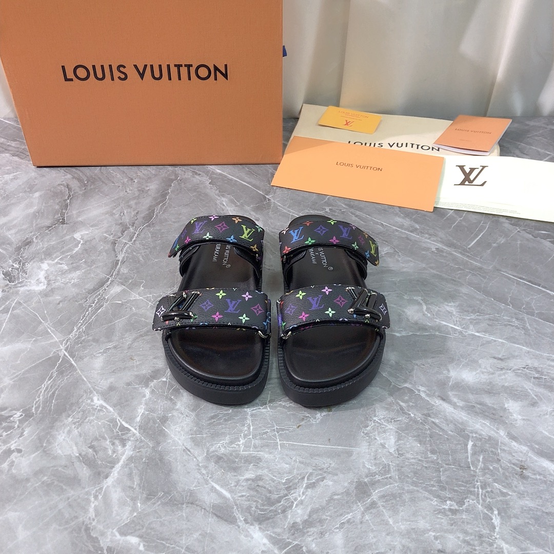 NO:410088,Top version Purchase level Original development 25ss new Louis Vuitton Louis Vuitton Women's Beach Sandals Summer Velcro Slippers, LV Murakami Takashi jointly signed Ljia Donkey Brand BOM DIA COMFORT series Velcro preschool sandals Flat-sole sandals, original purchase and development Make products This Bom Dia Comfort flat sandals use classic Monogram preschool 5D printing technology with LV paint logo metal decoration. The midsole is paired with tough insole and non-slip rubber outsole, which makes the functional design reveal a trendy posture. Velcro flat sandals zp purchased, top-level original quality, the highest version on the market is so comfortable to put on. Pay attention to only high-end quality!  !  !  Align with the quality of the counter, the upper imported from Italy is original customized presbyterian leather fabric, the foot pad is matched with foam tough insoles, and the original open molded rubber outsole. The real material is true, whether it is leather, last, sole, or craftsmanship, it is consistent with the zp upper using original presbyterian leather imported from Italy. It is comfortable to design with cowhide leather. One shoelace is velcro, and the other can be adjusted by inscription buckle. The unique color splicing effect is distinctive, and the necessary style for fashionable and fashionable outfits is light and comfortable. Miniature elevated foam midsole, light and tough rubber outsole, super comfortable foot feeling!  Full of design, a stylish and stylish item, all developments, according to the original requirements, deep disassembly and restored, full leather Velcro process, pure handmade, expensive, using original rubber sole imported from Italy, Italian method and craftsmanship, anti-slip comfort, your thoughts are finally here, versatile, suitable for any occasion, everyone must have a pair!  Fabric imported from Italy original presbyterian leather, Italian imported from Italy original cowhide, footbed, Italian imported from Italy original foam, outsole imported from Italy original rubber sole, size 35-39 (40.41.42, custom made, no return or exchange) can be customized without a standard and customer logo, no return or exchange, packaging top-level high-end full set of original authentic products consistent packaging, slippers, louis vuitton, louis vuitton, louis vuitton, louis vuitton, louis vuitton, louis vuitton, louis vuitton, louis vuitton, louis vuitton, sandals, slippers, cowhide19860909顶级版本 代购级别 原版开发 25ss新款Louis Vuitton 路易威登女士沙滩凉拖鞋夏季魔术贴拖鞋, LV村上隆联名 L家驴牌BOM DIA COMFORT系列 魔术贴老花皮凉鞋 平底凉拖鞋、原版购入开发 做货 本款 Bom Dia Comfort 平底凉拖选用经典 Monogram 老花皮5D打印技术搭配LV烤漆logo金属装饰.中底搭配韧性鞋垫和防滑橡胶外底,令功能设计显露潮流姿态.魔术贴平底凉拖鞋zp购入,顶级原单品质,市面最高版本上脚简直太舒服了注意 只做高端品质！！！对准专柜品质 鞋面意大利进口原版定制老花皮面料,垫脚搭配发泡韧性鞋垫,原版开模橡胶大底.一分钱一分货,真材实料,无论是皮料、楦型、鞋底、工艺,都跟zp一致鞋面采用意大利进口原版老花皮料 搭配内胆牛皮舒适设计,一条鞋带采用魔术贴,另一条可通过铭纹搭扣调节.别致的色彩拼接效果,个性鲜明,时尚潮流穿搭必备款式,轻盈舒适.微型凸纹发泡中底,轻质韧性橡胶大底,超级舒适脚感！设计感十足 一款彰显个性 潮流神级单品 所有开发 按原版要求 深度拆解还原 全真皮魔术贴工艺 纯手工制作 成本不菲 采用意大利进口原版橡胶大底 意大利做法工艺 防滑舒适 你们的心心念念终于来了 百搭适用任何场合、人手必备一双！ 面料意大利进口原版老花皮 内里意大利进口原版牛皮 垫脚意大利进口原版发泡 大底意大利进口原版橡胶底 码数35-39（40.41.42定做,不退不换） 可定做无标和客人logo定制,不退不换 包装顶级高端全套原版正品一致包装,拖鞋,louis vuitton,louis vuitton,louis vuitton,louis vuitton,louis vuitton,sandals,slippers,cowhide,Women's Shoes