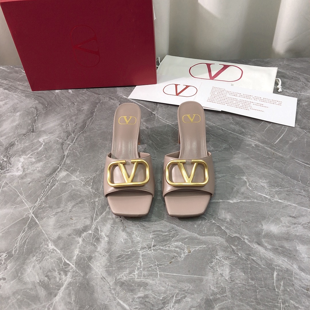 NO:410095,Top high-end version, purchasing quality, original development, Valentino ss classic hot summer square-toe thick-heeled sandals. V home new model full leather metal gold large V button decoration is popular, ins & Xiaohongshu has many internet celebrities!  Super sexy on your feet!  It's really beautiful!  There is reason to bring a fashionable and strong wind, making people feel comfortable. Heavy but not tired. Original custom fabrics are compared to the highest version in the market. This metallic gold large V buckle is super high-end with the upper!  High-end wear is fairy, simple, fashionable and design-like, and they are all very easy to wear, especially the heel has raw rubber soles and anti-slip rubber pads on the sole and will not be tired for a day. They are practical and textured, especially suitable for office workers (the original mold-opening custom-color shoe soles are the same) It is worth mentioning that the silk film soles that have been tested repeatedly for the sole are almost perfect, and most of the market are sprayed. Square-toe big V buttons are matched with design elements, which can be called the V family design gene. The upper is made of original calfskin imported from Italy and is comfortable to match with the inner sheepskin. It is full of design sense. A model that shows personality. Trendy and god-level items. All developments. According to the original requirements, deep disassembly and restored. The leather bag heel braided big V button technology. Pure handmade. It is expensive. It uses original leather sole imported from Italy. Heel raw rubber anti-slip technology. Anti-slip comfort. Your thoughts are finally here.  It is versatile and suitable for any occasion and is a must-have pair for everyone!  Fabric imported from Italy original calfskin, inner lining imported from Italy original sheepskin, foot pads imported from Italy original sheepskin, outsole imported from Italy original genuine leather sole, heel 6CM (heel height is the same as the original version) Size 35-39 (40.41.42 custom made, no return and exchange) Customized without a label and customer logo, no return or exchange. Packaging top-level high-end full set of original genuine packaging, high heels, valentino, valentino, high heels, slippers, cowhide, sheepskin, Leather soles19860909顶级高端版本 代购品质 原版开发 Valentino 华伦天奴ss经典爆款夏季方头粗跟凉拖鞋.V家新款全真皮金属金色大V扣子装饰抢手大爆款,ins&小红书巨多网红明星上身！上脚超性感！真的太美了！有理由刮起时尚大风,让人沦陷的舒适感 厚重而不累脚,原版定制面料 对比市场最高版本.这款金属金色大V扣搭配鞋面超有高级感！高级穿着又仙女 简约时髦又有设计感 而且都非常非常好穿,特别是后跟有生胶鞋底部有防滑胶垫走一天也不会累,实用又有质感,特别适合上班一族（原版开模定制颜色鞋型鞋底一摸一样）值得一提的是鞋底花费一个月开模反复测试过的丝膜大底做到几乎完美,市场上大部份是喷涂.方头大V扣子搭配设计元素 堪称V家族设计基因 鞋面采用意大利进口原版小牛皮 搭配内胆羊皮舒适设计 设计感十足 一款彰显个性 潮流神级单品 所有开发 按原版要求 深度拆解还原 真皮包跟编大V扣子工艺 纯手工制作 成本不菲 采用意大利进口原版真皮大底 后跟生胶防滑工艺 防滑舒适 你们的心心念念终于来了 百搭适用任何场合、人手必备一双！ 面料意大利进口原版小牛皮 内里意大利进口原版羊皮 垫脚意大利进口原版羊皮 大底意大利进口原版真皮底 鞋跟6CM（跟高和原版一致） 码数35-39（40.41.42定做,不退换） 可定做无标和客人logo定制,不退不换 包装顶级高端全套原版正品包装,高跟鞋拖鞋,valentino,valentino,high heels,slippers,cowhide,sheepskin,Leather soles,Women's Shoes