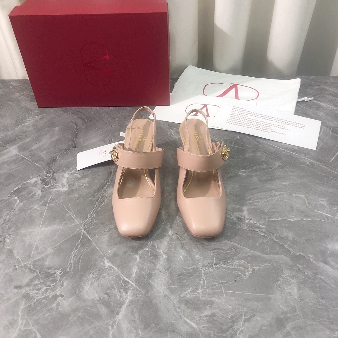 NO:410084,Top high-end version, purchasing quality, original development, Valentino 2025ss new hot summer square-toe thick-heeled sandals. V home new full leather outer metallic gold V button decoration is popular, ins & Xiaohongshu many internet celebrities!  Super sexy on your feet!  It's really beautiful!  There is reason to bring a fashionable and strong wind, making people feel comfortable. Heavy but not tired. Original custom fabric. Compared with the highest version of the market. This metallic gold V-buckle on the outside is super high-end!  High-end wear is fairy, simple, fashionable and design-like, and they are all very easy to wear, especially the heel has raw rubber soles and anti-slip rubber pads on the sole and will not be tired for a day. They are practical and textured, especially suitable for office workers (the original mold-opening custom-color shoe soles are the same) It is worth mentioning that the silk film soles that have been tested repeatedly for the sole are almost perfect, and most of the market are sprayed. Square V buttons are matched with design elements, which can be called the V family design gene. The upper is made of original calfskin imported from Italy and is comfortable to match with the inner sheepskin. It is full of design sense. A model that shows personality. Trendy and god-level items. All developments. According to the original requirements, deep disassembly and restored. The leather bag heel braided large V button technology. Pure handmade. It is expensive. It uses original leather sole imported from Italy. Heel raw rubber anti-slip technology. Anti-slip comfort. Your thoughts are finally here.  It is versatile and suitable for any occasion and is a must-have pair for everyone!  Fabric imported from Italy original calfskin, inner lining imported from Italy original sheepskin, footbed imported from Italy original sheepskin, outsole imported from Italy original genuine leather sole, heel 6.5CM (heel height is the same as the original version) Size 35-39 (40.41.42 custom made, no return and exchange) Customized without a label and customer logo, no return or exchange. Packaging top-level high-end full set of original genuine packaging, high heels, valentino, valentino, sandals, high heels, slippers, cowhide, sheepskin, Leather soles19860909顶级高端版本 代购品质 原版开发 Valentino 华伦天奴2025ss新款爆款夏季方头粗跟凉拖鞋.V家新款全真皮外侧金属金色V扣子装饰抢手大爆款,ins&小红书巨多网红明星上身！上脚超性感！真的太美了！有理由刮起时尚大风,让人沦陷的舒适感 厚重而不累脚,原版定制面料 对比市场最高版本.这款外侧金属金色V扣搭配超有高级感！高级穿着又仙女 简约时髦又有设计感 而且都非常非常好穿,特别是后跟有生胶鞋底部有防滑胶垫走一天也不会累,实用又有质感,特别适合上班一族（原版开模定制颜色鞋型鞋底一摸一样）值得一提的是鞋底花费一个月开模反复测试过的丝膜大底做到几乎完美,市场上大部份是喷涂.方头V扣子搭配设计元素 堪称V家族设计基因 鞋面采用意大利进口原版小牛皮 搭配内胆羊皮舒适设计 设计感十足 一款彰显个性 潮流神级单品 所有开发 按原版要求 深度拆解还原 真皮包跟编大V扣子工艺 纯手工制作 成本不菲 采用意大利进口原版真皮大底 后跟生胶防滑工艺 防滑舒适 你们的心心念念终于来了 百搭适用任何场合、人手必备一双！ 面料意大利进口原版小牛皮 内里意大利进口原版羊皮 垫脚意大利进口原版羊皮 大底意大利进口原版真皮底 鞋跟6.5CM（跟高和原版一致） 码数35-39（40.41.42定做,不退换） 可定做无标和客人logo定制,不退不换 包装顶级高端全套原版正品包装,高跟鞋凉鞋,valentino,valentino,sandals,high heels,slippers,cowhide,sheepskin,Leather soles,Women's Shoes