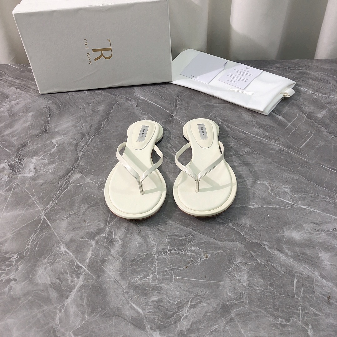 NO:410066,Top version Purchase quality Original development the row 2025ss new flat flip flops New toe leather slippers . Original purchase and development Make goods Top original quality, the highest version on the market is so comfortable to use. Pay attention to only high-end quality!  !  !  Align with the quality of the counter, the upper imported original cowhide fabric from Italy, the inner and insoles are both imported original lambskin from Italy, and imported original genuine leather sole from Italy. The real material is true, whether it is leather, last, sole, or craftsmanship, it is the same as the zp, the upper is imported original cowhide material from Italy. It is comfortable to design with the inner sheepskin, and the two straps are imported Italian cowhide herringbone. The soft sole and mixed sheepskin wrap foam make the bottom more comfortable. Put soft foam to share the pressure of the instep, and it is soft like stepping on the clouds. The flip-flops are soft and can't beat the feet. The toes of the flip-flops are soft and can't beat the feet. Super simple matching effect, distinct personality, a must-have style for fashionable and trendy outfits, light and comfortable. Super comfortable foot feel!  Full of design, a stylish and stylish item, all development, according to the original requirements, in-depth disassembly and restored, pure handmade, expensive, using original leather imported from Italy, Italian method and craftsmanship, your thoughts are finally here, versatile, suitable for any occasion, everyone must have a pair!  Fabric imported from Italy original cowhide, inner lining imported from Italy original sheepskin footbed, imported from Italy original sheepskin, outsole imported from Italy original genuine leather sole, size 35-39 (40.41 custom made, no return or replacement) can be customized without a standard and customer logo, no return or exchange, packaging top-level high-end full set of original authentic consistent packaging, split-toe shoes, slippers, cowhide, sheepskin, Leather soles19860909顶级版本 代购品质 原版开发 the row 2025ss新款平底人字拖 新品夹趾真皮拖鞋 .原版购入开发 做货 顶级原单品质,市面最高版本上脚简直太舒服了注意 只做高端品质！！！对准专柜品质 鞋面意大利进口原版牛皮面料,内里和鞋垫都是意大利进口原版羊皮,意大利进口原版真皮大底.一分钱一分货,真材实料,无论是皮料、楦型、鞋底、工艺,都跟zp一致鞋面采用意大利进口原版牛皮料 搭配内胆羊皮舒适设计,两条带子采用意大利进口牛皮人字型.软软鞋底和混种绵羊皮包裹泡棉,让面底都更舒适,置入软泡棉分担脚背压力,穿着不打脚,像踩着云朵一样很柔软. 人字拖夹趾处软绵绵的不会打脚.超级简单的搭配效果,个性鲜明,时尚潮流穿搭必备款式,轻盈舒适.超级舒适脚感！设计感十足 一款彰显个性 潮流神级单品 所有开发 按原版要求 深度拆解还原 纯手工制作 成本不菲 采用意大利进口原版真皮大底 意大利做法工艺 你们的心心念念终于来了 百搭适用任何场合、人手必备一双！ 面料意大利进口原版牛皮 内里意大利进口原版羊皮 垫脚意大利进口原版羊皮 大底意大利进口原版真皮底 码数35-39（40.41定做,不退不换） 可定做无标和客人logo定制,不退不换 包装顶级高端全套原版正品一致包装,分趾鞋,slippers,cowhide,sheepskin,Leather soles,Women's Shoes