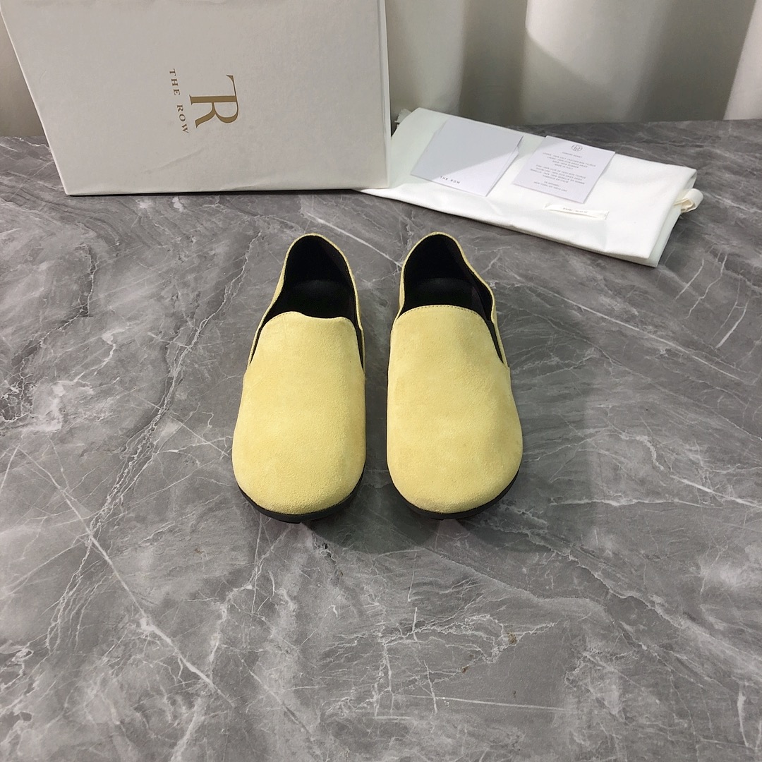 NO:410056,Top version Purchase quality Original development the row 2025ss new flat ballerina shoes New product loafer shoes . Original purchase and development Make goods Top original quality, the highest version on the market is so comfortable to use. Pay attention to only high-end quality!  !  !  Align with the quality of the counter, the upper imported original beef reverse velvet leather fabric from Italy, the inner and insoles are both imported original sheepskin from Italy, and the original rubber outsole from Italy. The real material, whether it is leather, last, sole, or craftsmanship, is consistent with the zp upper using imported original beef reverse velvet leather from Italy. It is comfortable to use imported Italian beef reverse velvet leather with elastic bands on both sides. The soft sole and mixed sheepskin inner lining make the surface sole more comfortable. The high-resistance latex insoles share the pressure of the instep and does not hit the feet. The super simple matching effect is distinctive, and the style is essential for fashionable and trendy outfits, which is light and comfortable. Super comfortable foot feel!  Full of design, a stylish and stylish item, all developments, according to the original requirements, in-depth disassembly and restored, pure handmade, expensive, using original rubber bottom imported from Italy, Italian method and craftsmanship, your thoughts are finally here, versatile, suitable for any occasion, everyone must have a pair!  Fabric imported from Italy original beef velvet inner lining imported from Italy original sheepskin footbed footbed imported from Italy original sheepskin outsole imported from Italy original rubber sole size 35-39 (40.41 custom made, no return or replacement) can be customized without a standard and customer logo, no return or exchange. Packaging top-level high-end full set of original authentic products consistent packaging, loafers, loafers, sheepskin19860909顶级版本 代购品质 原版开发 the row 2025ss新款平底芭蕾舞女鞋 新品一脚蹬乐福鞋 .原版购入开发 做货 顶级原单品质,市面最高版本上脚简直太舒服了注意 只做高端品质！！！对准专柜品质 鞋面意大利进口原版牛反绒皮面料,内里和鞋垫都是意大利进口原版羊皮,意大利进口原版橡胶大底.一分钱一分货,真材实料,无论是皮料、楦型、鞋底、工艺,都跟zp一致鞋面采用意大利进口原版牛反绒皮料 搭配内胆羊皮舒适设计,采用意大利进口牛反绒皮搭配两边松紧带设计.软软鞋底和混种绵羊皮内里,让面底都更舒适,置入高回弹乳胶鞋垫分担脚背压力,穿着不打脚.超级简单的搭配效果,个性鲜明,时尚潮流穿搭必备款式,轻盈舒适.超级舒适脚感！设计感十足 一款彰显个性 潮流神级单品 所有开发 按原版要求 深度拆解还原 纯手工制作 成本不菲 采用意大利进口原版橡胶大底 意大利做法工艺 你们的心心念念终于来了 百搭适用任何场合、人手必备一双！ 面料意大利进口原版牛反绒 内里意大利进口原版羊皮 垫脚意大利进口原版羊皮 大底意大利进口原版橡胶底 码数35-39（40.41定做,不退不换） 可定做无标和客人logo定制,不退不换 包装顶级高端全套原版正品一致包装,乐福鞋,loafers,sheepskin,Women's Shoes