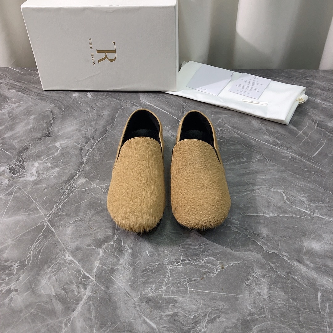 NO:410061,Top version Purchase quality Original development the row 2025ss new flat ballerina shoes New product loafer shoes . Original purchase and development Make goods Top original quality, the highest version on the market is so comfortable to use. Pay attention to only high-end quality!  !  !  Align with the quality of the counter, the upper imported original cowhide horse-hair fabric from Italy, the inner and insoles are both imported original lambskin from Italy, and the original rubber outsole from Italy. The real material, whether it is leather, last, sole, or craftsmanship, is consistent with the zp upper using imported original cowhide leather from Italy. It is comfortable to wear with the inner sheepskin, and uses imported cowhide horse-hair from Italy and is paired with elastic bands on both sides. The soft sole and mixed sheepskin inner lining make the sole more comfortable. The high-resistance latex insoles share the pressure of the instep, and does not hit the feet when worn. The super simple matching effect is distinctive, and the style is essential for fashion and trendy outfits, light and comfortable. Super comfortable foot feel!  Full of design, a stylish and stylish item, all developments, according to the original requirements, in-depth disassembly and restored, pure handmade, expensive, using original rubber bottom imported from Italy, Italian method and craftsmanship, your thoughts are finally here, versatile, suitable for any occasion, everyone must have a pair!  Fabric imported from Italy original cowhide horse hair, inner lining imported from Italy original sheepskin footbed, imported from Italy original sheepskin, outsole imported from Italy original rubber sole, size 35-39 (40.41 custom made, no return or replacement) can be customized without a standard and customer logo, no return or exchange, packaging top-level high-end full set of original authentic products consistent packaging, loafers, loafers, cowhide, sheepskin19860909顶级版本 代购品质 原版开发 the row 2025ss新款平底芭蕾舞女鞋 新品一脚蹬乐福鞋 .原版购入开发 做货 顶级原单品质,市面最高版本上脚简直太舒服了注意 只做高端品质！！！对准专柜品质 鞋面意大利进口原版牛皮马毛面料,内里和鞋垫都是意大利进口原版羊皮,意大利进口原版橡胶大底.一分钱一分货,真材实料,无论是皮料、楦型、鞋底、工艺,都跟zp一致鞋面采用意大利进口原版牛反绒皮料 搭配内胆羊皮舒适设计,采用意大利进口牛皮马毛搭配两边松紧带设计.软软鞋底和混种绵羊皮内里,让面底都更舒适,置入高回弹乳胶鞋垫分担脚背压力,穿着不打脚.超级简单的搭配效果,个性鲜明,时尚潮流穿搭必备款式,轻盈舒适.超级舒适脚感！设计感十足 一款彰显个性 潮流神级单品 所有开发 按原版要求 深度拆解还原 纯手工制作 成本不菲 采用意大利进口原版橡胶大底 意大利做法工艺 你们的心心念念终于来了 百搭适用任何场合、人手必备一双！ 面料意大利进口原版牛皮马毛 内里意大利进口原版羊皮 垫脚意大利进口原版羊皮 大底意大利进口原版橡胶底 码数35-39（40.41定做,不退不换） 可定做无标和客人logo定制,不退不换 包装顶级高端全套原版正品一致包装,乐福鞋,loafers,cowhide,sheepskin,Women's Shoes