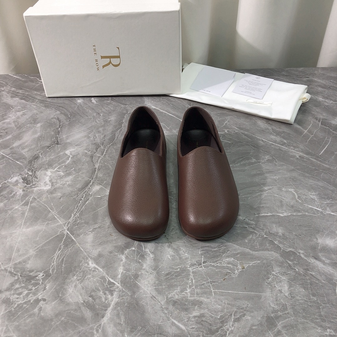 NO:410041,Top version Purchase quality Original development the row 2025ss new big-head flat women's shoes, new products with one foot, loafers. Original purchase and development, making goods Top original quality, the highest version on the market is so comfortable to use. Pay attention to only high-end quality!  !  !  Align with the quality of the counter, the upper imported from Italy original calf reverse leather fabric, the inner lining and insole are both imported from Italy original sheepskin, and the original rubber outsole is imported from Italy. The real material is real, whether it is leather, last, sole, or craftsmanship, it is consistent with the zp upper using imported from Italy original calf leather material. It is matched with the inner liner sheepskin comfortable design, soft soles and mixed sheepskin inner lining, making the surface sole more comfortable. Insert a high-resistance latex insole to share the pressure of the instep, and does not hit the feet when worn. Super simple matching effect, distinct personality, essential styles for fashionable and trendy outfits, light and comfortable. Super comfortable foot feeling!  Full of design, a stylish and stylish item, all developments, according to the original requirements, in-depth disassembly and restored, pure handmade, expensive, using original rubber bottom imported from Italy, Italian method and craftsmanship, your thoughts are finally here, versatile, suitable for any occasion, everyone must have a pair!  Fabric imported from Italy original calfskin, inner lining imported from Italy original sheepskin, footbed imported from Italy original sheepskin, outsole imported from Italy original rubber sole, size 35-39 (40.41 custom made, no return or replacement) can be customized without a standard and customer logo, no return or exchange. Packaging top-level high-end full set of original authentic products consistent packaging, loafers, loafers, cowhide, sheepskin19860909顶级版本 代购品质 原版开发 the row 2025ss新款大头平底女鞋 新品一脚蹬乐福鞋 .原版购入开发 做货 顶级原单品质,市面最高版本上脚简直太舒服了注意 只做高端品质！！！对准专柜品质 鞋面意大利进口原版小牛反皮面料,内里和鞋垫都是意大利进口原版羊皮,意大利进口原版橡胶大底.一分钱一分货,真材实料,无论是皮料、楦型、鞋底、工艺,都跟zp一致鞋面采用意大利进口原版小牛皮皮料 搭配内胆羊皮舒适设计,软软鞋底和混种绵羊皮内里,让面底都更舒适,置入高回弹乳胶鞋垫分担脚背压力,穿着不打脚.超级简单的搭配效果,个性鲜明,时尚潮流穿搭必备款式,轻盈舒适.超级舒适脚感！设计感十足 一款彰显个性 潮流神级单品 所有开发 按原版要求 深度拆解还原 纯手工制作 成本不菲 采用意大利进口原版橡胶大底 意大利做法工艺 你们的心心念念终于来了 百搭适用任何场合、人手必备一双！ 面料意大利进口原版小牛皮 内里意大利进口原版羊皮 垫脚意大利进口原版羊皮 大底意大利进口原版橡胶底 码数35-39（40.41定做,不退不换） 可定做无标和客人logo定制,不退不换 包装顶级高端全套原版正品一致包装,乐福鞋,loafers,cowhide,sheepskin,Women's Shoes