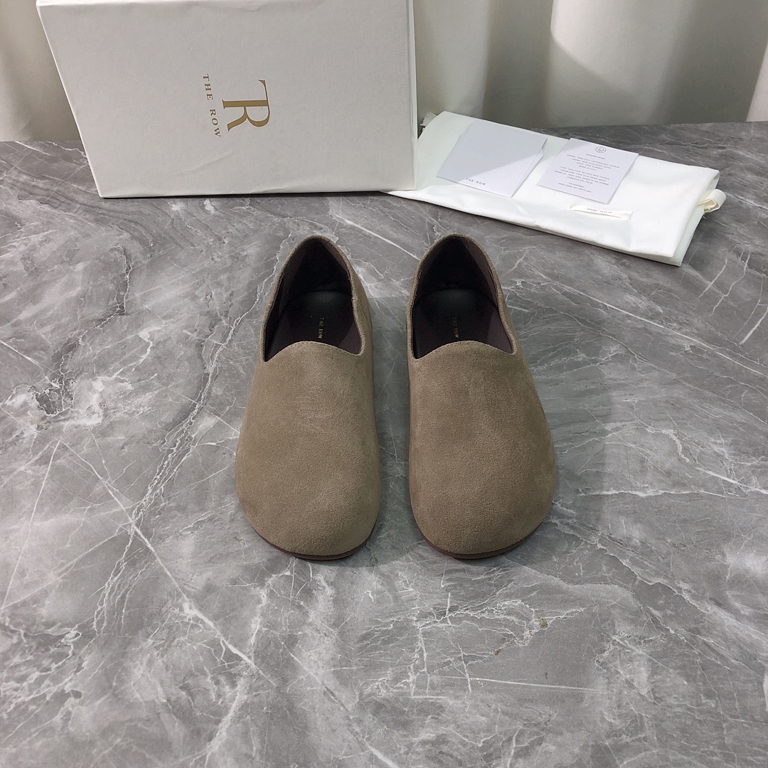 NO:410046,Top version Purchase quality Original development the row 2025ss new big-head flat women's shoes, new products with one foot, loafers. Original purchase and development, making goods Top original quality, the highest version on the market is so comfortable to use. Pay attention to only high-end quality!  !  !  Align with the quality of the counter, the upper imported from Italy is the original calf suede fabric, the inner and insoles are both imported from Italy, and the original rubber outsoles are imported from Italy. The real material is real, whether it is leather, last, sole, or craftsmanship, it is consistent with the zp upper using the original calf suede leather imported from Italy. It is matched with the inner sheepskin comfort design, soft soles and mixed sheepskin inner lining, making the sole more comfortable. The high-resistance latex insoles share the pressure of the instep, and does not hit the feet when worn. The super simple matching effect is distinctive, and the style is essential for fashion and trendy outfits, light and comfortable. Super comfortable foot feel!  Full of design, a stylish and stylish item, all developments, according to the original requirements, in-depth disassembly and restored, pure handmade, expensive, using original rubber bottom imported from Italy, Italian method and craftsmanship, your thoughts are finally here, versatile, suitable for any occasion, everyone must have a pair!  Fabric imported from Italy original suede, inner lining imported from Italy original sheepskin footbed, imported from Italy original sheepskin, outsole imported from Italy original rubber sole, size 35-39 (40.41 custom made, no return or replacement) can be customized without a standard and customer logo, no return or exchange. Packaging top-level high-end full set of original authentic products consistent packaging, loafers, loafers, sheepskin, chamois leather19860909顶级版本 代购品质 原版开发 the row 2025ss新款大头平底女鞋 新品一脚蹬乐福鞋 .原版购入开发 做货 顶级原单品质,市面最高版本上脚简直太舒服了注意 只做高端品质！！！对准专柜品质 鞋面意大利进口原版小牛麂皮面料,内里和鞋垫都是意大利进口原版羊皮,意大利进口原版橡胶大底.一分钱一分货,真材实料,无论是皮料、楦型、鞋底、工艺,都跟zp一致鞋面采用意大利进口原版小牛麂皮皮料 搭配内胆羊皮舒适设计,软软鞋底和混种绵羊皮内里,让面底都更舒适,置入高回弹乳胶鞋垫分担脚背压力,穿着不打脚.超级简单的搭配效果,个性鲜明,时尚潮流穿搭必备款式,轻盈舒适.超级舒适脚感！设计感十足 一款彰显个性 潮流神级单品 所有开发 按原版要求 深度拆解还原 纯手工制作 成本不菲 采用意大利进口原版橡胶大底 意大利做法工艺 你们的心心念念终于来了 百搭适用任何场合、人手必备一双！ 面料意大利进口原版麂皮 内里意大利进口原版羊皮 垫脚意大利进口原版羊皮 大底意大利进口原版橡胶底 码数35-39（40.41定做,不退不换） 可定做无标和客人logo定制,不退不换 包装顶级高端全套原版正品一致包装,乐福鞋,loafers,sheepskin,chamois leather,Women's Shoes