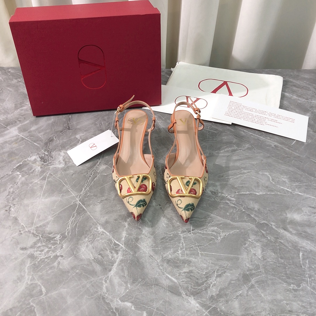 NO:410031,Top high-end version, purchasing quality, original development, Valentino 2025ss new hot summer pointed cherry sandals. V home new big V metallic gold button cherry decoration is popular, ins & Xiaohongshu has many internet celebrities!  Super sexy on your feet!  It's really beautiful!  There is reason to bring a fashionable and strong wind, making people feel comfortable. Heavy but not tired. Original custom fabrics are compared to the highest version in the market. This big V button is super high-end with cherries!  High-end wear is fairy, simple, fashionable and design-like, and they are all very easy to wear, especially the heel with raw rubber soles and anti-slip rubber pads on the sole will not be tired even if you walk for a day. It is practical and textured. It is especially suitable for office workers (the original mold-opening custom-color shoe soles are the same) It is worth mentioning that the silk film sole that has been tested repeatedly for one month is almost perfect, and most of the market is sprayed. The pointed V buttons are matched with cherry design elements, which can be regarded as the V family design gene. The upper uses original cloth cherry jacquard from Italy imported, and is matched with inner sheepskin comfort design. It has a full sense of design. A model that highlights personality. Trendy and god-level items. All developments. Deep disassembly and restored. Leather bag heel heel braided large V button technology. Pure handmade. It is expensive. It uses original imported Italian leather sole. Heel raw rubber anti-slip technology. Anti-slip comfort  Your thoughts are finally here. It is versatile and suitable for any occasion, and everyone must have a pair!  Fabric imported from Italy original cloth jacquard, inner lining imported from Italy original sheepskin footbed, imported from Italy original sheepskin, outsole imported from Italy original genuine leather sole, heel 5.0CM (heel height is the same as the original version) Size 35-39 (34.40.41.42 custom made, no return and exchange) Customized without a label and customer logo, no return or exchange. Packaging top-level high-end full set of original genuine packaging, high heels, valentino, valentino, sandals, high heels, slippers, sheepskin, Leather soles19860909顶级高端版本 代购品质 原版开发 Valentino 华伦天奴2025ss新款爆款夏季尖头樱桃凉拖鞋.V家新款大V金属金色扣子樱桃装饰抢手大爆款,ins&小红书巨多网红明星上身！上脚超性感！真的太美了！有理由刮起时尚大风,让人沦陷的舒适感 厚重而不累脚,原版定制面料 对比市场最高版本.这款大V扣子搭配樱桃超有高级感！高级穿着又仙女 简约时髦又有设计感 而且都非常非常好穿,特别是后跟有生胶鞋底部有防滑胶垫走一天也不会累,实用又有质感,特别适合上班一族（原版开模定制颜色鞋型鞋底一摸一样）值得一提的是鞋底花费一个月开模反复测试过的丝膜大底做到几乎完美,市场上大部份是喷涂.尖大V扣子搭配樱桃设计元素 堪称V家族设计基因 鞋面采用意大利进口原版布面樱桃提花 搭配内胆羊皮舒适设计 设计感十足 一款彰显个性 潮流神级单品 所有开发 按原版要求 深度拆解还原 真皮包跟编大V扣子工艺 纯手工制作 成本不菲 采用意大利进口原版真皮大底 后跟生胶防滑工艺 防滑舒适 你们的心心念念终于来了 百搭适用任何场合、人手必备一双！ 面料意大利进口原版布面提花 内里意大利进口原版羊皮 垫脚意大利进口原版羊皮 大底意大利进口原版真皮底 鞋跟5.0CM（跟高和原版一致） 码数35-39（34.40.41.42定做,不退换） 可定做无标和客人logo定制,不退不换 包装顶级高端全套原版正品包装,高跟鞋凉鞋,valentino,valentino,sandals,high heels,slippers,sheepskin,Leather soles,Women's Shoes