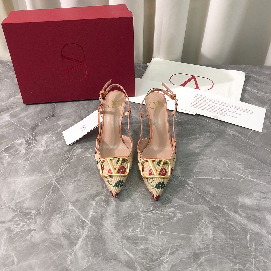 NO:410036,Top high-end version, purchasing quality, original development, Valentino 2025ss new hot summer pointed cherry sandals. V home new big V metallic gold button cherry decoration is popular, ins & Xiaohongshu has many internet celebrities!  Super sexy on your feet!  It's really beautiful!  There is reason to bring a fashionable and strong wind, making people feel comfortable. Heavy but not tired. Original custom fabrics are compared to the highest version in the market. This big V button is super high-end with cherries!  High-end wear is fairy, simple, fashionable and design-like, and they are all very easy to wear, especially the heel with raw rubber soles and anti-slip rubber pads on the sole will not be tired even if you walk for a day. It is practical and textured. It is especially suitable for office workers (the original mold-opening custom-color shoe soles are the same) It is worth mentioning that the silk film sole that has been tested repeatedly for one month is almost perfect, and most of the market is sprayed. The pointed V buttons are matched with cherry design elements, which can be regarded as the V family design gene. The upper uses original cloth cherry jacquard from Italy imported, and is matched with inner sheepskin comfort design. It has a full sense of design. A model that highlights personality. Trendy and god-level items. All developments. Deep disassembly and restored. Leather bag heel heel braided large V button technology. Pure handmade. It is expensive. It uses original imported Italian leather sole. Heel raw rubber anti-slip technology. Anti-slip comfort  Your thoughts are finally here. It is versatile and suitable for any occasion, and everyone must have a pair!  Fabric imported from Italy original cloth jacquard, inner lining imported from Italy original sheepskin footbed, Italian imported from Italy original genuine leather sole, heel 8.0CM (heel height is the same as the original version) Size 35-39 (34.40.41.42 custom made, no return and exchange) Customized without a label and customer logo, no return or exchange. Packaging top-level high-end full set of original genuine packaging, high heels, valentino, valentino, sandals, high heels, slippers, sheepskin, Leather soles19860909顶级高端版本 代购品质 原版开发 Valentino 华伦天奴2025ss新款爆款夏季尖头樱桃凉拖鞋.V家新款大V金属金色扣子樱桃装饰抢手大爆款,ins&小红书巨多网红明星上身！上脚超性感！真的太美了！有理由刮起时尚大风,让人沦陷的舒适感 厚重而不累脚,原版定制面料 对比市场最高版本.这款大V扣子搭配樱桃超有高级感！高级穿着又仙女 简约时髦又有设计感 而且都非常非常好穿,特别是后跟有生胶鞋底部有防滑胶垫走一天也不会累,实用又有质感,特别适合上班一族（原版开模定制颜色鞋型鞋底一摸一样）值得一提的是鞋底花费一个月开模反复测试过的丝膜大底做到几乎完美,市场上大部份是喷涂.尖大V扣子搭配樱桃设计元素 堪称V家族设计基因 鞋面采用意大利进口原版布面樱桃提花 搭配内胆羊皮舒适设计 设计感十足 一款彰显个性 潮流神级单品 所有开发 按原版要求 深度拆解还原 真皮包跟编大V扣子工艺 纯手工制作 成本不菲 采用意大利进口原版真皮大底 后跟生胶防滑工艺 防滑舒适 你们的心心念念终于来了 百搭适用任何场合、人手必备一双！ 面料意大利进口原版布面提花 内里意大利进口原版羊皮 垫脚意大利进口原版羊皮 大底意大利进口原版真皮底 鞋跟8.0CM（跟高和原版一致） 码数35-39（34.40.41.42定做,不退换） 可定做无标和客人logo定制,不退不换 包装顶级高端全套原版正品包装,高跟鞋凉鞋,valentino,valentino,sandals,high heels,slippers,sheepskin,Leather soles,Women's Shoes