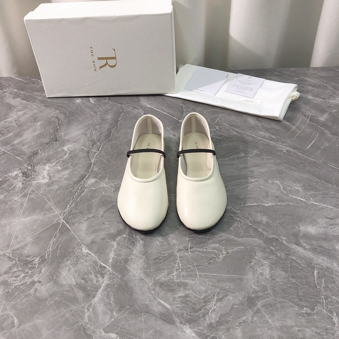 NO:410071,Top version Purchase quality Original development the row 2025ss new round-toe flat women's shoes, new one-strip ballet shoes. Original purchase and development, making goods Top original quality, the highest version on the market is so comfortable to use. Pay attention to only high-end quality!  !  !  Align with the quality of the counter, the upper imported original brocade sheepskin fabric from Italy, the inner and insoles are both imported original brocade sheepskin from Italy, and the original genuine leather sole from Italy. The real material is true, whether it is leather, last, sole, or craftsmanship, it is consistent with the zp upper using the original brocade sheepskin imported from Italy. It is matched with the inner sheepskin comfort design, soft soles and mixed sheepskin inner lining, making the surface sole more comfortable. Insert a high-resistance latex insole to share the pressure of the instep, and does not hit the feet when worn. Super simple matching effect, distinct personality, a must-have style for fashionable and trendy outfits, light and comfortable. Super comfortable foot feel!  Full of design, a stylish and stylish item, all development, according to the original requirements, in-depth disassembly and restored, pure handmade, expensive, using original leather imported from Italy, Italian method and craftsmanship, your thoughts are finally here, versatile, suitable for any occasion, everyone must have a pair!  Fabric imported from Italy original brocade sheepskin, inner lining imported from Italy original sheepskin footbed, imported from Italy original sheepskin, outsole imported from Italy original genuine leather sole, size 35-39 (40.41 custom made, no return or replacement) can be customized without a standard and customer logo, no return or exchange, packaging top-level high-end full set of original authentic products consistent packaging, single shoes, sheepskin, Leather soles19860909顶级版本 代购品质 原版开发 the row 2025ss新款圆头平底女鞋 新品一字带芭蕾舞鞋 .原版购入开发 做货 顶级原单品质,市面最高版本上脚简直太舒服了注意 只做高端品质！！！对准专柜品质 鞋面意大利进口原版锦羊皮面料,内里和鞋垫都是意大利进口原版羊皮,意大利进口原版真皮大底.一分钱一分货,真材实料,无论是皮料、楦型、鞋底、工艺,都跟zp一致鞋面采用意大利进口原版锦羊皮皮料 搭配内胆羊皮舒适设计,软软鞋底和混种绵羊皮内里,让面底都更舒适,置入高回弹乳胶鞋垫分担脚背压力,穿着不打脚.超级简单的搭配效果,个性鲜明,时尚潮流穿搭必备款式,轻盈舒适.超级舒适脚感！设计感十足 一款彰显个性 潮流神级单品 所有开发 按原版要求 深度拆解还原 纯手工制作 成本不菲 采用意大利进口原版真皮大底 意大利做法工艺 你们的心心念念终于来了 百搭适用任何场合、人手必备一双！ 面料意大利进口原版锦羊皮 内里意大利进口原版羊皮 垫脚意大利进口原版羊皮 大底意大利进口原版真皮底 码数35-39（40.41定做,不退不换） 可定做无标和客人logo定制,不退不换 包装顶级高端全套原版正品一致包装,单鞋,sheepskin,Leather soles,Women's Shoes