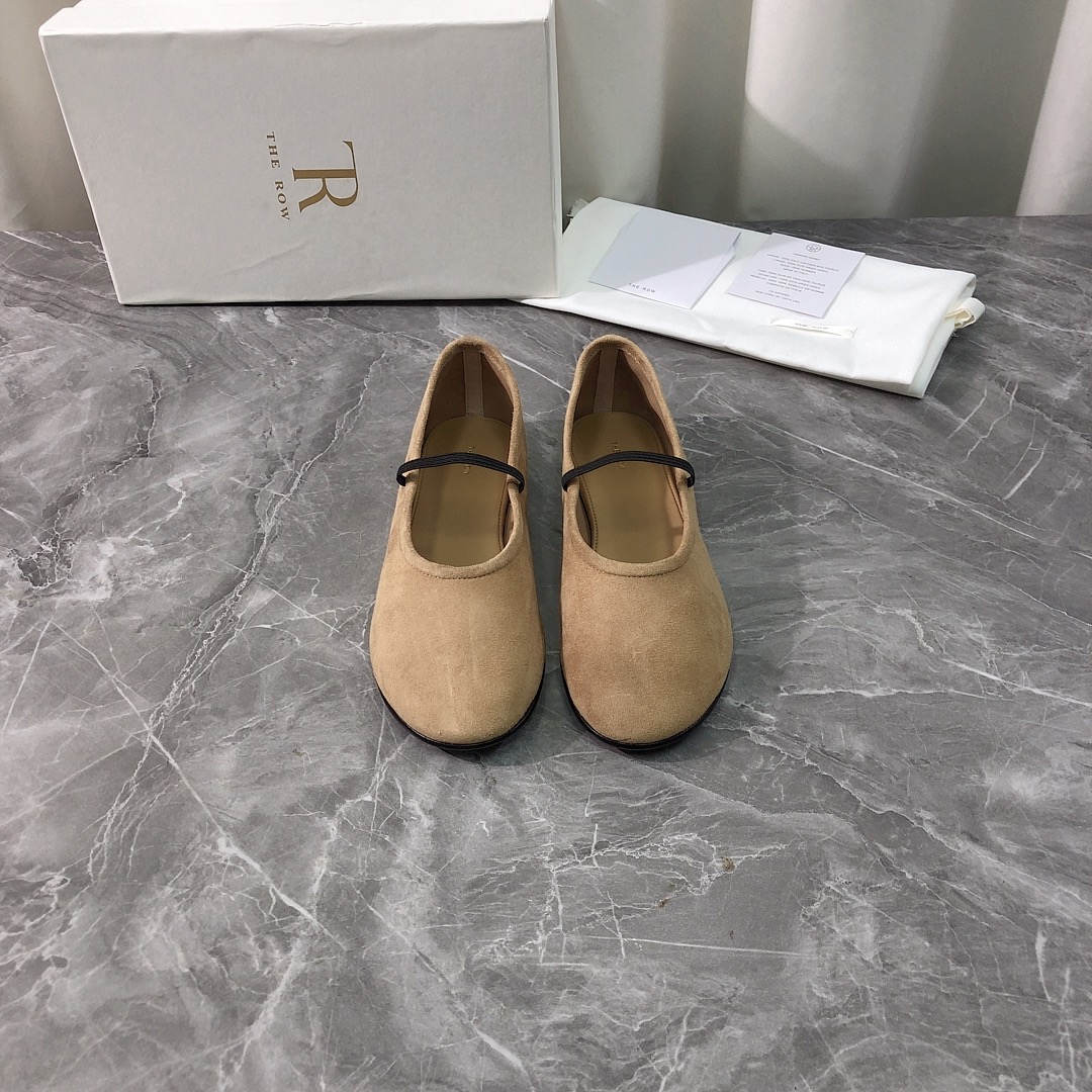 NO:410028,Top version Purchase quality Original development the row 2025ss new round-toe flat women's shoes, new one-strip ballet shoes. Original purchase and development, making goods Top original quality, the highest version on the market is so comfortable to use. Pay attention to only high-end quality!  !  !  Align with the quality of the counter, the upper imported from Italy original sheep suede fabric, the inner and insoles are both imported from Italy original sheepskin, and the original genuine leather sole imported from Italy. The real material is true, whether it is leather, last, sole, or craftsmanship, it is consistent with the zp upper using imported from Italy original sheep suede leather material. It is matched with the inner sheepskin sheepskin comfortable design, soft soles and mixed sheepskin inner lining, making the sole more comfortable. Insert a high-resistance latex insole to share the pressure of the instep, and does not hit the feet when worn. Super simple matching effect, distinct personality, essential styles for fashionable and trendy outfits, light and comfortable. Super comfortable foot feel!  Full of design, a stylish and stylish item, all development, according to the original requirements, in-depth disassembly and restored, pure handmade, expensive, using original leather imported from Italy, Italian method and craftsmanship, your thoughts are finally here, versatile, suitable for any occasion, everyone must have a pair!  Fabric imported from Italy original sheep suede, inner lining imported from Italy original sheepskin footbed, imported from Italy original sheepskin, outsole imported from Italy original genuine leather sole, size 35-39 (40.41 custom made, no return or replacement) can be customized without a standard and customer logo, no return or exchange, packaging top-level high-end full set of original authentic products consistent packaging, single shoes, sheepskin, chamois leather, Leather soles19860909顶级版本 代购品质 原版开发 the row 2025ss新款圆头平底女鞋 新品一字带芭蕾舞鞋 .原版购入开发 做货 顶级原单品质,市面最高版本上脚简直太舒服了注意 只做高端品质！！！对准专柜品质 鞋面意大利进口原版羊麂皮面料,内里和鞋垫都是意大利进口原版羊皮,意大利进口原版真皮大底.一分钱一分货,真材实料,无论是皮料、楦型、鞋底、工艺,都跟zp一致鞋面采用意大利进口原版羊麂皮皮料 搭配内胆羊皮舒适设计,软软鞋底和混种绵羊皮内里,让面底都更舒适,置入高回弹乳胶鞋垫分担脚背压力,穿着不打脚.超级简单的搭配效果,个性鲜明,时尚潮流穿搭必备款式,轻盈舒适.超级舒适脚感！设计感十足 一款彰显个性 潮流神级单品 所有开发 按原版要求 深度拆解还原 纯手工制作 成本不菲 采用意大利进口原版真皮大底 意大利做法工艺 你们的心心念念终于来了 百搭适用任何场合、人手必备一双！ 面料意大利进口原版羊麂皮 内里意大利进口原版羊皮 垫脚意大利进口原版羊皮 大底意大利进口原版真皮底 码数35-39（40.41定做,不退不换） 可定做无标和客人logo定制,不退不换 包装顶级高端全套原版正品一致包装,单鞋,sheepskin,chamois leather,Leather soles,Women's Shoes