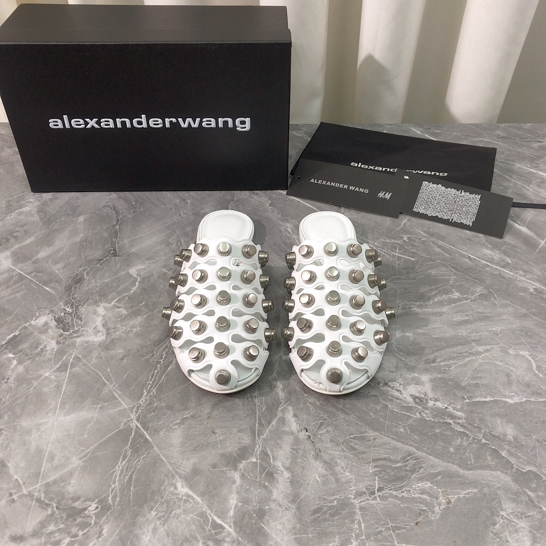 NO:410065,Top version Purchase quality Original development Alexander Wang Alexander Wang 2025ss new rivet flat sandals New product full leather pure handmade rivet slippers . Original purchase and development Made goods Top original quality, the highest version on the market is so comfortable to use. Pay attention to only high-end quality!  !  !  Align with the quality of the counter, the upper imported from Italy original calfskin fabric, the inner lining and insole are both imported from Italy original sheepskin, and the original genuine leather sole imported from Italy. The real material is true, whether it is leather, last, sole, or craftsmanship, it is consistent with the zp upper using imported from Italy original calfskin leather. It is matched with the inner liner sheepskin comfortable design, soft soles and mixed sheepskin inner lining, making the surface sole more comfortable. Insert a high-resistance latex insole to share the pressure of the instep, and does not hit the feet when worn. Super simple matching effect, distinct personality, a must-have style for fashionable and trendy outfits, light and comfortable. Super comfortable foot feel!  Full of design, a stylish and stylish item, all development, according to the original requirements, in-depth disassembly and restored, pure handmade, expensive, using original leather imported from Italy, Italian method and craftsmanship, your thoughts are finally here, versatile, suitable for any occasion, everyone must have a pair!  Fabric imported from Italy original calf leather, inner lining imported from Italy original sheepskin footbed, imported from Italy original sheepskin, large sole imported from Italy original genuine leather bottom, size 35-39 (40.41 custom made, no return or replacement) can be customized without a standard and customer logo, no return or exchange. Packaging top-level high-end full set of original authentic products consistent packaging, semi-torn, alexander wang, slippers, cowhide, sheepskin, Leather soles19860909顶级版本 代购品质 原版开发 Alexander Wang亚力山大王 2025ss新款铆钉平底凉拖鞋 新品全真皮纯手工铆钉拖鞋 .原版购入开发 做货 顶级原单品质,市面最高版本上脚简直太舒服了注意 只做高端品质！！！对准专柜品质 鞋面意大利进口原版小牛皮面料,内里和鞋垫都是意大利进口原版羊皮,意大利进口原版真皮大底.一分钱一分货,真材实料,无论是皮料、楦型、鞋底、工艺,都跟zp一致鞋面采用意大利进口原版小牛皮皮料 搭配内胆羊皮舒适设计,软软鞋底和混种绵羊皮内里,让面底都更舒适,置入高回弹乳胶鞋垫分担脚背压力,穿着不打脚.超级简单的搭配效果,个性鲜明,时尚潮流穿搭必备款式,轻盈舒适.超级舒适脚感！设计感十足 一款彰显个性 潮流神级单品 所有开发 按原版要求 深度拆解还原 纯手工制作 成本不菲 采用意大利进口原版真皮大底 意大利做法工艺 你们的心心念念终于来了 百搭适用任何场合、人手必备一双！ 面料意大利进口原版小牛皮 内里意大利进口原版羊皮 垫脚意大利进口原版羊皮 大底意大利进口原版真皮底 码数35-39（40.41定做,不退不换） 可定做无标和客人logo定制,不退不换 包装顶级高端全套原版正品一致包装,半拖,alexander wang,slippers,cowhide,sheepskin,Leather soles,Women's Shoes