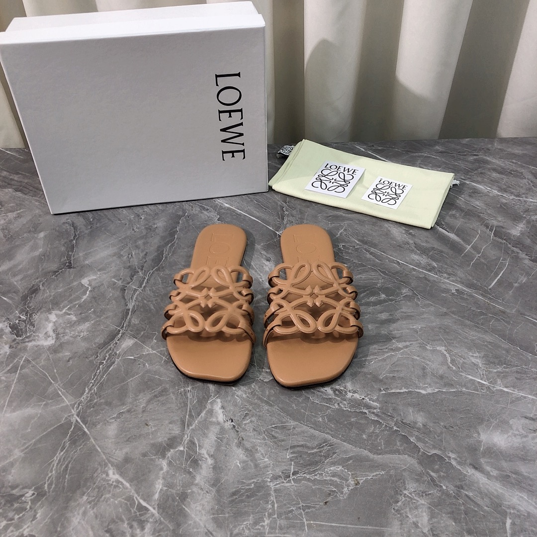 NO:410027,Top version Purchase quality Original development LOEWE 2025ss new genuine leather injection molded flat sandals New product full leather pure handmade slippers. Original purchase and development Make goods Top original quality, the highest version on the market is so comfortable to use. Pay attention to only high-end quality!  !  !  Align with the quality of the counter, the upper imported from Italy original calf leather fabric, the inner and insoles are both imported from Italy original sheepskin, and imported from Italy original genuine leather injection molding sole. The real material, whether it is leather, last, sole, or craftsmanship, is consistent with the zp upper using imported from Italy original calf leather material. It is matched with the inner liner sheepskin comfortable design, soft sole and mixed sheepskin inner lining, making the surface sole more comfortable. Insert a high-resistance latex insole to share the pressure of the instep, and does not hit the feet when worn. Super simple matching effect, distinct personality, essential styles for fashionable and trendy outfits, light and comfortable. Super comfortable foot feeling!  Full of design, a stylish and stylish item, all development, according to the original requirements, in-depth disassembly and restored, pure handmade, expensive, using original leather imported from Italy, Italian method and craftsmanship, your thoughts are finally here, versatile, suitable for any occasion, everyone must have a pair!  Fabric imported from Italy original calfskin, inner lining imported from Italy original sheepskin footbed, imported from Italy original sheepskin, outsole imported from Italy original genuine leather sole, size 35-39 (40.41 custom made, no return or replacement) can be customized without a standard and customer logo, no return or exchange, packaging top-level high-end full set of original authentic products consistent packaging, slippers, loewe, loewe, slippers, cowhide, sheepskin, Leather soles19860909顶级版本 代购品质 原版开发 LOEWE 罗意威2025ss新款真皮注塑平底凉拖鞋 新品全真皮纯手工制作拖鞋 .原版购入开发 做货 顶级原单品质,市面最高版本上脚简直太舒服了注意 只做高端品质！！！对准专柜品质 鞋面意大利进口原版小牛皮面料,内里和鞋垫都是意大利进口原版羊皮,意大利进口原版真皮注塑大底.一分钱一分货,真材实料,无论是皮料、楦型、鞋底、工艺,都跟zp一致鞋面采用意大利进口原版小牛皮皮料 搭配内胆羊皮舒适设计,软软鞋底和混种绵羊皮内里,让面底都更舒适,置入高回弹乳胶鞋垫分担脚背压力,穿着不打脚.超级简单的搭配效果,个性鲜明,时尚潮流穿搭必备款式,轻盈舒适.超级舒适脚感！设计感十足 一款彰显个性 潮流神级单品 所有开发 按原版要求 深度拆解还原 纯手工制作 成本不菲 采用意大利进口原版真皮大底 意大利做法工艺 你们的心心念念终于来了 百搭适用任何场合、人手必备一双！ 面料意大利进口原版小牛皮 内里意大利进口原版羊皮 垫脚意大利进口原版羊皮 大底意大利进口原版真皮底 码数35-39（40.41定做,不退不换） 可定做无标和客人logo定制,不退不换 包装顶级高端全套原版正品一致包装,拖鞋,loewe,loewe,slippers,cowhide,sheepskin,Leather soles,Women's Shoes
