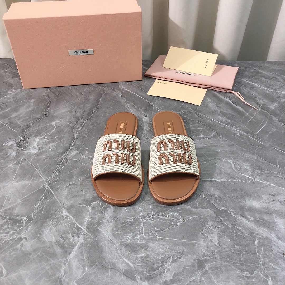 NO:410050,Top version Purchase quality Original development MIUMIU Miu 2025ss new genuine leather injection molded flat sandals New product full leather pure handmade slippers . Original purchase and development Make goods Top original quality, the highest version on the market is so comfortable to put on. Pay attention to only high-end quality!  !  !  Align with the quality of the counter, the upper imported from Italy is made of special material, the inner and insoles are both imported from Italy, and the original genuine leather sole from Italy is made of genuine material, whether it is leather, last, sole, or craftsmanship, it is consistent with the zp upper, the original special material of special material of imported from Italy is made of comfortable design with the inner liner sheepskin, soft sole and mixed sheepskin inner lining, making the surface sole more comfortable. Insert a high-resistance latex insole to share the pressure of the instep, and does not hit the feet when worn. Super simple matching effect, distinctive personality, a must-have style for fashionable and fashionable outfits, light and comfortable. Super comfortable foot feel!  Full of design, a stylish and stylish item, all development, according to the original requirements, in-depth disassembly and restored, pure handmade, expensive, using original leather imported from Italy, Italian method and craftsmanship, your thoughts are finally here, versatile, suitable for any occasion, everyone must have a pair!  Fabric imported from Italy original special material, Italian imported from Italy original sheepskin footbed, Italian imported from Italy original genuine leather sole, size 35-39 (40.41 custom made, no return or replacement) can be customized without a standard and customer logo, no return or exchange, packaging top-level high-end full set of original authentic products consistent packaging, slippers, miumiu, slippers, sheepskin, Leather soles19860909顶级版本 代购品质 原版开发 MIUMIU 缪缪2025ss新款真皮注塑平底凉拖鞋 新品全真皮纯手工制作拖鞋 .原版购入开发 做货 顶级原单品质,市面最高版本上脚简直太舒服了注意 只做高端品质！！！对准专柜品质 鞋面意大利进口原版特殊材质面料,内里和鞋垫都是意大利进口原版羊皮,意大利进口原版真皮大底.一分钱一分货,真材实料,无论是皮料、楦型、鞋底、工艺,都跟zp一致鞋面采用意大利进口原版特殊材质皮料 搭配内胆羊皮舒适设计,软软鞋底和混种绵羊皮内里,让面底都更舒适,置入高回弹乳胶鞋垫分担脚背压力,穿着不打脚.超级简单的搭配效果,个性鲜明,时尚潮流穿搭必备款式,轻盈舒适.超级舒适脚感！设计感十足 一款彰显个性 潮流神级单品 所有开发 按原版要求 深度拆解还原 纯手工制作 成本不菲 采用意大利进口原版真皮大底 意大利做法工艺 你们的心心念念终于来了 百搭适用任何场合、人手必备一双！ 面料意大利进口原版特殊材质 内里意大利进口原版羊皮 垫脚意大利进口原版羊皮 大底意大利进口原版真皮底 码数35-39（40.41定做,不退不换） 可定做无标和客人logo定制,不退不换 包装顶级高端全套原版正品一致包装,拖鞋,miumiu,slippers,sheepskin,Leather soles,Women's Shoes