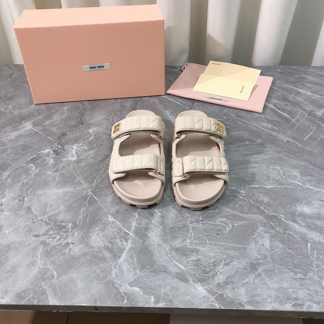 NO:410055,Top version Purchase quality Original development MIUMIU Miu 2025ss new genuine leather flat sandals New product full genuine leather pure handmade slippers. Original purchase and development Made goods Top original quality, the highest version on the market is so comfortable to put on. Pay attention to only high-end quality!  !  !  Align with the quality of the counter, the upper imported original brocade sheepskin fabric from Italy, the inner and insoles are both imported original brocade sheepskin from Italy, and the original rubber outsole from Italy. The real material, whether it is leather, last, sole, or craftsmanship, is consistent with the zp upper using the original brocade sheepskin from Italy. It is matched with the inner sheepskin sheepskin comfort design, soft soles and mixed sheepskin inner lining, making the surface sole more comfortable. Insert a high-resistance latex insole to share the pressure of the instep, and does not hit the feet when worn. Super simple matching effect, distinct personality, a must-have style for fashionable and fashionable outfits, light and comfortable. Super comfortable foot feeling!  Full of design, a stylish and stylish item, all developments, according to the original requirements, in-depth disassembly and restored, pure handmade, expensive, using original rubber bottom imported from Italy, Italian method and craftsmanship, your thoughts are finally here, versatile, suitable for any occasion, everyone must have a pair!  Fabric imported from Italy original brocade sheepskin, inner lining imported from Italy original sheepskin footbed, imported from Italy original sheepskin, outsole imported from Italy original rubber sole, size 35-39 (40.41 custom made, no return or replacement) can be customized without a standard and customer logo, no return or exchange, packaging top-level high-end full set of original authentic products consistent packaging, slippers, miumiu, slippers, sheepskin19860909顶级版本 代购品质 原版开发 MIUMIU 缪缪2025ss新款真皮平底凉拖鞋 新品全真皮纯手工制作拖鞋 .原版购入开发 做货 顶级原单品质,市面最高版本上脚简直太舒服了注意 只做高端品质！！！对准专柜品质 鞋面意大利进口原版锦羊皮面料,内里和鞋垫都是意大利进口原版羊皮,意大利进口原版橡胶大底.一分钱一分货,真材实料,无论是皮料、楦型、鞋底、工艺,都跟zp一致鞋面采用意大利进口原版锦羊皮皮料 搭配内胆羊皮舒适设计,软软鞋底和混种绵羊皮内里,让面底都更舒适,置入高回弹乳胶鞋垫分担脚背压力,穿着不打脚.超级简单的搭配效果,个性鲜明,时尚潮流穿搭必备款式,轻盈舒适.超级舒适脚感！设计感十足 一款彰显个性 潮流神级单品 所有开发 按原版要求 深度拆解还原 纯手工制作 成本不菲 采用意大利进口原版橡胶大底 意大利做法工艺 你们的心心念念终于来了 百搭适用任何场合、人手必备一双！ 面料意大利进口原版锦羊皮 内里意大利进口原版羊皮 垫脚意大利进口原版羊皮 大底意大利进口原版橡胶底 码数35-39（40.41定做,不退不换） 可定做无标和客人logo定制,不退不换 包装顶级高端全套原版正品一致包装,拖鞋,miumiu,slippers,sheepskin,Women's Shoes