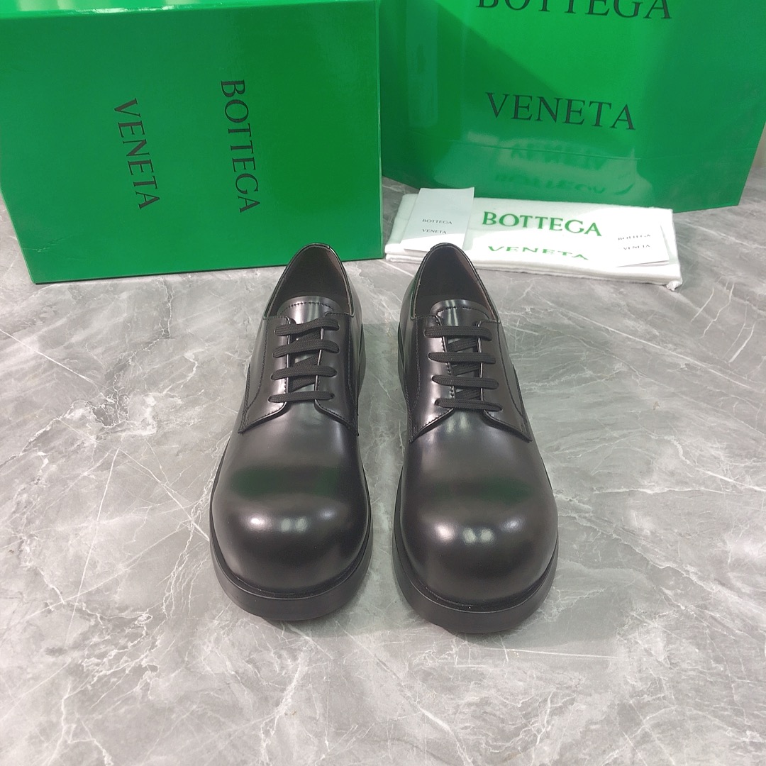 NO:410053,Top-level high-end version, purchasing quality, original development, Bottega Venetass latest men's Helium Mickey-headed derby shoes. BV new style sought after men's lace-up fashion big-headed shoes, ins & Xiaohongshu, many internet celebrities!  Super sexy on your feet!  It's really beautiful!  There is reason to bring a fashionable and strong wind, making people feel comfortable. Heavy but not tired. Original custom fabrics compare to the highest version in the market. This big-toe upper has a super high-end feel!  High-end wear is fairy, simple, fashionable and design-like, and they are all very easy to wear, especially the flat heel soles with anti-slip rubber pads on the soles without being tired after walking for a day, and they are practical and textured. They are especially suitable for office workers (the original custom-made shoe soles are the same as the same). It is worth mentioning that the silk film soles that have been tested repeatedly in the soles for a month are almost perfect, and most of the market are sprayed. The big-head lace-up design elements can be called the BV family design gene. The upper is imported original top calfskin. It is comfortable to match the inner liner water dye cowhide. It has a full sense of design. A model that shows personality. Trendy and god-level items. All developments. According to the requirements of the original version, deep disassembly and restored. The process is purely handmade. It is expensive. It uses the original imported original leather soles from Italy. Raw glue injection molding process. Anti-slip comfort. Your thoughts are finally here. It is versatile and suitable for any occasion, and everyone must have a pair!  Fabric imported from Italy original top calf leather, Nei Li imported from Italy original water dyed cowhide footbed Italian imported from Italy original water dyed cowhide outsole imported from Italy original genuine leather sole size 39-44 (38.45 customized, non-return and exchange) Packaging top high-end full set of original genuine packaging, loafers, bottega veneta, bottega veneta, loafers, cowhide, Leather soles19860909顶级高版本 代购品质 原版开发Bottega Venetass最新款男士Helium米奇头德比鞋.BV新款抢手男款系带时装大头鞋爆款,ins&小红书巨多网红明星上身！上脚超性感！真的太美了！有理由刮起时尚大风,让人沦陷的舒适感 厚重而不累脚,原版定制面料 对比市场最高版本.这款大头鞋面超有高级感！高级穿着又仙女 简约时髦又有设计感 而且都非常非常好穿,特别是平跟鞋底部有防滑胶垫走一天也不会累,实用又有质感,特别适合上班一族（原版开模定制颜色鞋型鞋底一摸一样）值得一提的是鞋底花费一个月开模反复测试过的丝膜大底做到几乎完美,市场上大部份是喷涂.大头系带设计元素 堪称BV家族设计基因 鞋面采用进口原版顶级小牛皮 搭配内胆水染牛皮舒适设计 设计感十足 一款彰显个性 潮流神级单品 所有开发 按原版要求 深度拆解还原 工艺纯手工制作 成本不菲 采用意大利进口原版真皮大底 生胶注塑工艺 防滑舒适 你们的心心念念终于来了 百搭适用任何场合、人手必备一双！ 面料意大利进口原版顶级小牛皮 内里意大利进口原版水染牛皮 垫脚意大利进口原版水染牛皮 大底意大利进口原版真皮底 码数39-44（38.45定做,不退换） 包装顶级高端全套原版正品包装,乐福鞋,bottega veneta,bottega veneta,loafers,cowhide,Leather soles,Women's Shoes