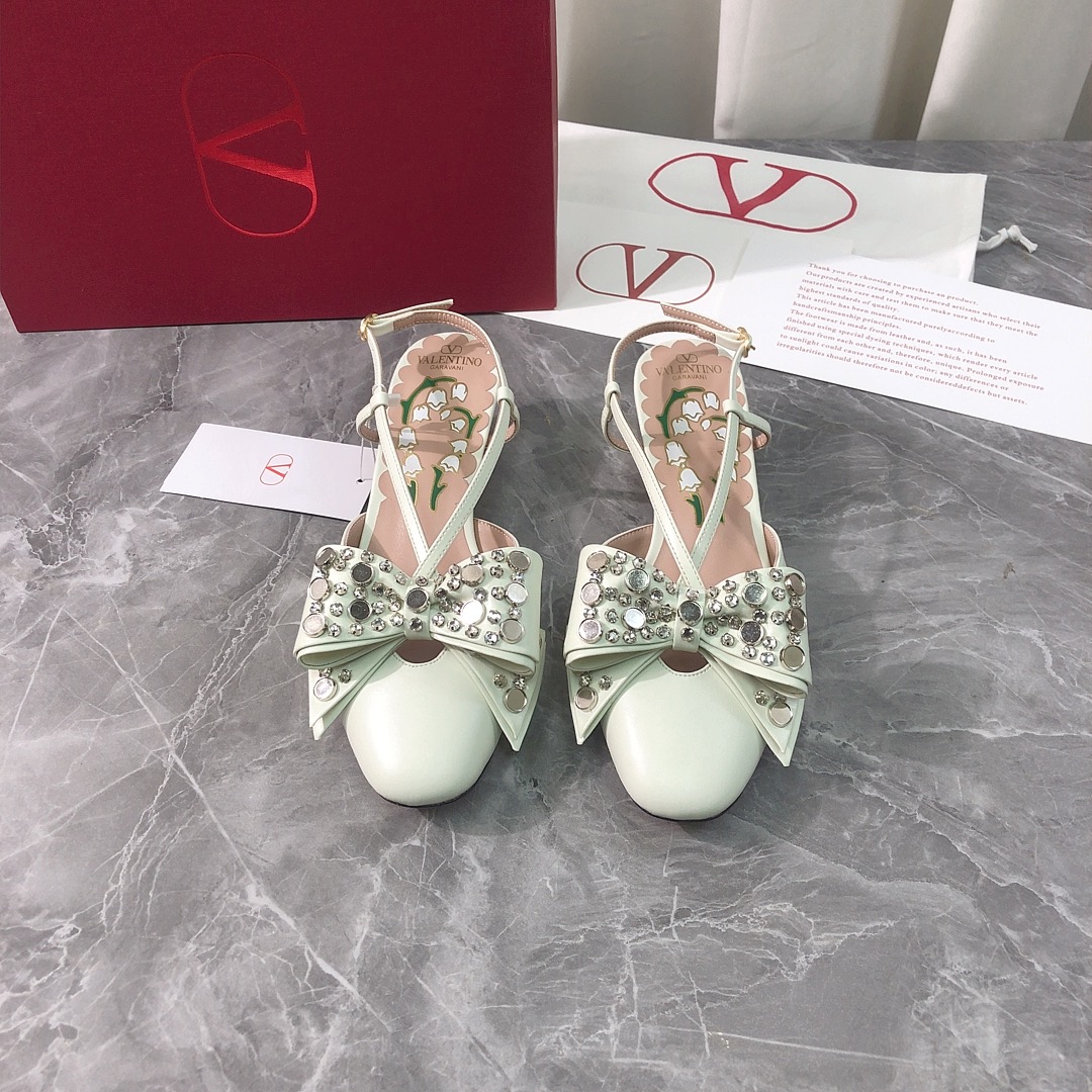 NO:410043,Top high-end version, purchasing quality, original development, Valentino 2025ss new hot summer bow rhinestone slippers. V home new bow rhinestone decoration is popular, ins & Xiaohongshu has many internet celebrities!  Super sexy on your feet!  It's really beautiful!  There is reason to bring a fashionable and strong wind, making people feel comfortable. Heavy but not tired. Original custom fabrics compare to the highest version in the market. This bow is super high-end with rhinestones!  High-end wear is fairy, simple, fashionable and design-like, and they are all very easy to wear, especially the heel with raw rubber soles and anti-slip rubber pads on the sole will not be tired even if you walk for a day. It is practical and textured. It is especially suitable for office workers (the original mold-opening custom-color shoe soles are the same) It is worth mentioning that the silk film soles that have been tested repeatedly for the sole are almost perfect, and most of the market are sprayed. The round head bow is matched with rhinestone design elements, which can be called the V family design gene. The upper is made of original cloth imported from Italy + cowhide bow and rhinestone. It is comfortable to match with the inner sheepskin. The design sense is full. A trendy and god-level item. All developments. According to the original requirements, deep disassembly and restored. Genuine leather bag and bow rhinestone craft. Pure handmade. It is expensive. It uses original leather sole imported from Italy. Heel raw rubber anti-slip technology. Anti-slip comfort  Your thoughts are finally here. It is versatile and suitable for any occasion, and everyone must have a pair!  Fabric imported from Italy original fabric + cowhide, inner lining imported from Italy original sheepskin footbed, Italian imported from Italy original genuine leather sole, heel 4.0CM (heel height is the same as the original version) Size 35-39 (40.41.42 custom made, no return and exchange) Customized without a label and customer logo, no return or exchange, packaging top-level high-end full set of original genuine packaging, high heels, valentino, valentino, sandals, high heels, slippers, cowhide, sheepskin, Leather soles19860909顶级高端版本 代购品质 原版开发 Valentino 华伦天奴2025ss新款爆款夏季蝴蝶结水钻凉拖鞋.V家新款蝴蝶结水钻装饰抢手大爆款,ins&小红书巨多网红明星上身！上脚超性感！真的太美了！有理由刮起时尚大风,让人沦陷的舒适感 厚重而不累脚,原版定制面料 对比市场最高版本.这款蝴蝶结搭配水钻超有高级感！高级穿着又仙女 简约时髦又有设计感 而且都非常非常好穿,特别是后跟有生胶鞋底部有防滑胶垫走一天也不会累,实用又有质感,特别适合上班一族（原版开模定制颜色鞋型鞋底一摸一样）值得一提的是鞋底花费一个月开模反复测试过的丝膜大底做到几乎完美,市场上大部份是喷涂.圆头蝴蝶结搭配水钻设计元素 堪称V家族设计基因 鞋面采用意大利进口原版布+牛皮蝴蝶结搭配水钻.搭配内胆羊皮舒适设计 设计感十足 一款彰显个性 潮流神级单品 所有开发 按原版要求 深度拆解还原 真皮包跟蝴蝶结水钻工艺 纯手工制作 成本不菲 采用意大利进口原版真皮大底 后跟生胶防滑工艺 防滑舒适 你们的心心念念终于来了 百搭适用任何场合、人手必备一双！ 面料意大利进口原版布+牛皮 内里意大利进口原版羊皮 垫脚意大利进口原版羊皮 大底意大利进口原版真皮底 鞋跟4.0CM（跟高和原版一致） 码数35-39（40.41.42定做,不退换） 可定做无标和客人logo定制,不退不换 包装顶级高端全套原版正品包装,高跟鞋凉鞋,valentino,valentino,sandals,high heels,slippers,cowhide,sheepskin,Leather soles,Women's Shoes