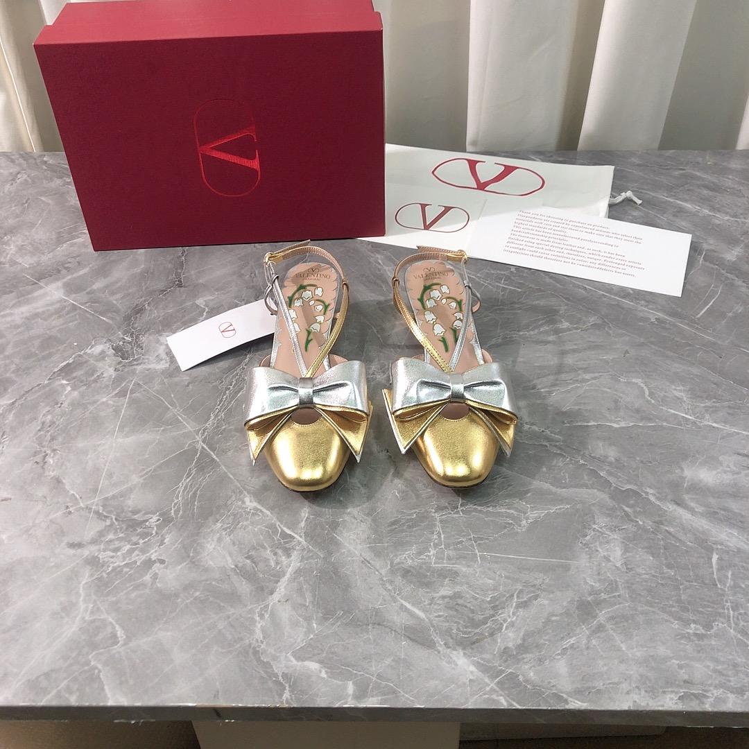NO:410048,Top high-end version, purchasing quality, original development, Valentino 2025ss new hot summer bow sandals. V home new bow decoration is popular, ins & Xiaohongshu has many internet celebrities!  Super sexy on your feet!  It's really beautiful!  There is reason to bring a fashionable and strong wind, making people feel comfortable. Heavy but not tired. Original custom fabric. Compared with the highest version of the market. This round head is super high-end with a bow!  High-end wear is fairy, simple, fashionable and design-like, and they are all very easy to wear, especially the heel with raw rubber soles and anti-slip rubber pads on the sole will not be tired even if you walk for a day. It is practical and textured. It is especially suitable for office workers (the original mold-opening custom-color shoe soles are the same) It is worth mentioning that the silk film soles that have been tested repeatedly for the sole for a month is almost perfect, and most of the market is sprayed. The round toe is matched with bow design elements, which can be called the V family design gene. The upper is made of original cloth imported from Italy + cowhide with bows. It is comfortable to match with inner sheepskin. The design sense is full. A model that shows personality. Trendy and god-level items. All developments. Deep disassembly and restored. Genuine leather bag and bow rhinestone craft. Pure handmade. It is expensive. It uses original leather sole imported from Italy. Heel raw rubber anti-slip technology. Anti-slip comfort  Your thoughts are finally here. It is versatile and suitable for any occasion, and everyone must have a pair!  Fabric imported from Italy original fabric + cowhide, inner lining imported from Italy original sheepskin footbed, Italian imported from Italy original genuine leather sole, heel 4.0CM (heel height is the same as the original version) Size 35-39 (40.41.42 custom made, no return and exchange) Customized without a label and customer logo, no return or exchange, packaging top-level high-end full set of original genuine packaging, high heels, valentino, valentino, sandals, high heels, slippers, cowhide, sheepskin, Leather soles19860909顶级高端版本 代购品质 原版开发 Valentino 华伦天奴2025ss新款爆款夏季蝴蝶结凉拖鞋.V家新款蝴蝶结装饰抢手大爆款,ins&小红书巨多网红明星上身！上脚超性感！真的太美了！有理由刮起时尚大风,让人沦陷的舒适感 厚重而不累脚,原版定制面料 对比市场最高版本.这款圆头搭配蝴蝶结超有高级感！高级穿着又仙女 简约时髦又有设计感 而且都非常非常好穿,特别是后跟有生胶鞋底部有防滑胶垫走一天也不会累,实用又有质感,特别适合上班一族（原版开模定制颜色鞋型鞋底一摸一样）值得一提的是鞋底花费一个月开模反复测试过的丝膜大底做到几乎完美,市场上大部份是喷涂.圆头搭配蝴蝶结设计元素 堪称V家族设计基因 鞋面采用意大利进口原版布+牛皮搭配蝴蝶结 搭配内胆羊皮舒适设计 设计感十足 一款彰显个性 潮流神级单品 所有开发 按原版要求 深度拆解还原 真皮包跟蝴蝶结水钻工艺 纯手工制作 成本不菲 采用意大利进口原版真皮大底 后跟生胶防滑工艺 防滑舒适 你们的心心念念终于来了 百搭适用任何场合、人手必备一双！ 面料意大利进口原版布+牛皮 内里意大利进口原版羊皮 垫脚意大利进口原版羊皮 大底意大利进口原版真皮底 鞋跟4.0CM（跟高和原版一致） 码数35-39（40.41.42定做,不退换） 可定做无标和客人logo定制,不退不换 包装顶级高端全套原版正品包装,高跟鞋凉鞋,valentino,valentino,sandals,high heels,slippers,cowhide,sheepskin,Leather soles,Women's Shoes