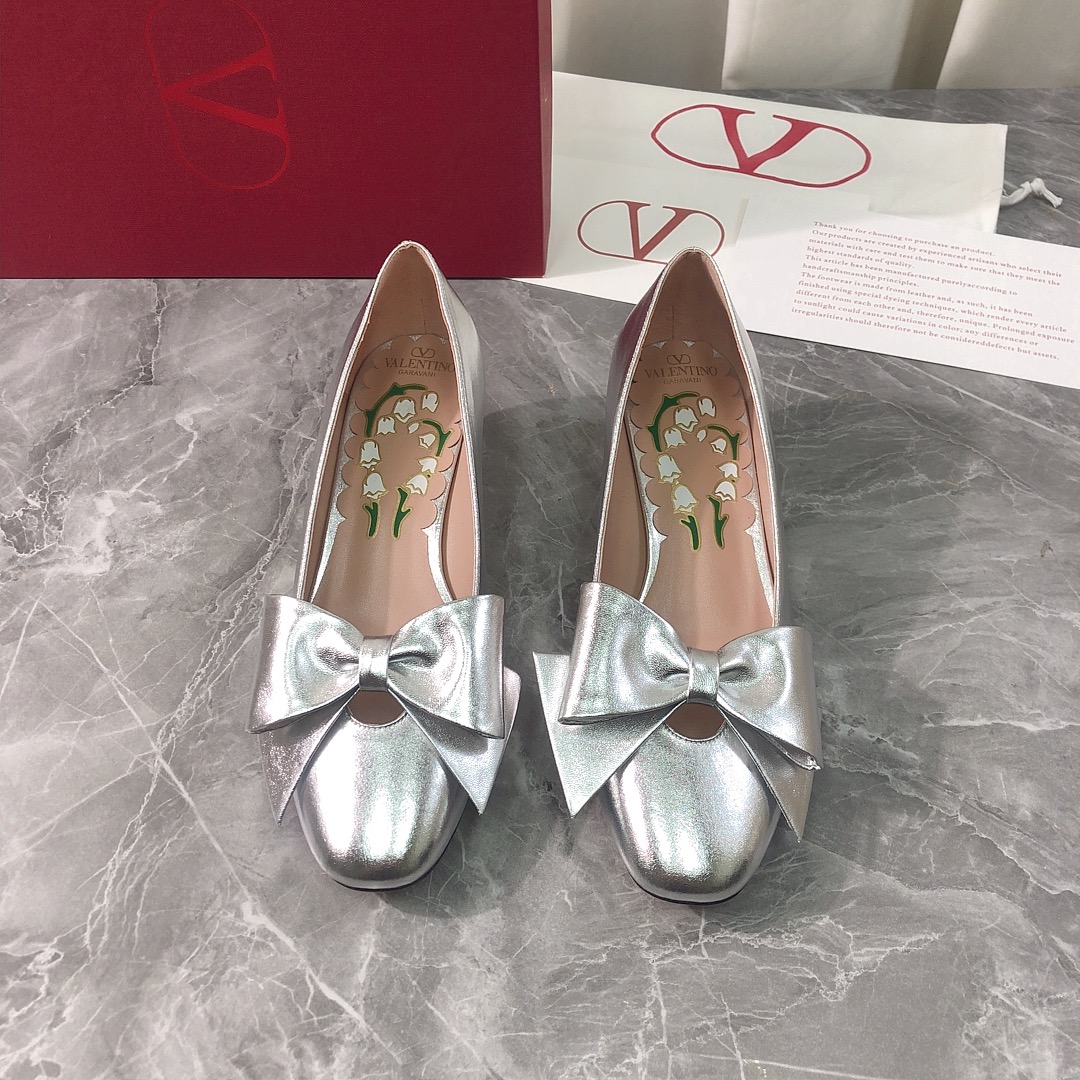 NO:410038,Top high-end version, purchasing quality, original development, Valentino 2025ss new popular bow-decorative single shoes. V home new bow-decorative single shoes are popular, ins & Xiaohongshu has many internet celebrities!  Super sexy on your feet!  It's really beautiful!  There is reason to bring a fashionable and strong wind, making people feel comfortable. Heavy but not tired. Original custom fabric. Compared with the highest version of the market. This round head is super high-end with a full leather bow!  High-end wear is fairy, simple, fashionable and design-like, and they are all very easy to wear, especially the heel with raw rubber soles and anti-slip rubber pads on the sole will not be tired even if you walk for a day. It is practical and textured. It is especially suitable for office workers (the original mold-opening custom-color shoe soles are the same) It is worth mentioning that the silk film soles that have been tested repeatedly for the sole are almost perfect, and most of the market are sprayed. The round toe is matched with bow design elements, which can be called the V family design gene. The upper is made of original calfskin imported from Italy and the bow is matched with the inner liner sheepskin comfort design, full design sense, a model showing personality, trendy and god-level item, all developments, according to the original requirements, deep disassembly and restored, genuine leather bag heel with full leather bow craft, pure handmade, expensive, using original imported from Italy, original leather sole, raw heel rubber anti-slip technology, anti-slip comfort  Your thoughts are finally here. It is versatile and suitable for any occasion, and everyone must have a pair!  Fabric imported from Italy original calfskin, inner lining imported from Italy original sheepskin, foot pads imported from Italy original sheepskin, outsole imported from Italy original genuine leather sole, heel 4.0CM (heel height is the same as the original version) Size 35-39 (40.41.42 custom made, no return and exchange) Customized without a standard and customer logo, no return or exchange. Packaging top-level high-end full set of original genuine packaging, high heels, valentino, valentino, high heels, cowhide, sheepskin, Leather soles19860909顶级高端版本 代购品质 原版开发 Valentino 华伦天奴2025ss新品爆款蝴蝶结女鞋.V家新款蝴蝶结装饰单鞋抢手大爆款,ins&小红书巨多网红明星上身！上脚超性感！真的太美了！有理由刮起时尚大风,让人沦陷的舒适感 厚重而不累脚,原版定制面料 对比市场最高版本.这款圆头搭配全真皮蝴蝶结超有高级感！高级穿着又仙女 简约时髦又有设计感 而且都非常非常好穿,特别是后跟有生胶鞋底部有防滑胶垫走一天也不会累,实用又有质感,特别适合上班一族（原版开模定制颜色鞋型鞋底一摸一样）值得一提的是鞋底花费一个月开模反复测试过的丝膜大底做到几乎完美,市场上大部份是喷涂.圆头搭配蝴蝶结设计元素 堪称V家族设计基因 鞋面采用意大利进口原版小牛皮搭配蝴蝶结 搭配内胆羊皮舒适设计 设计感十足 一款彰显个性 潮流神级单品 所有开发 按原版要求 深度拆解还原 真皮包跟全真皮蝴蝶结工艺 纯手工制作 成本不菲 采用意大利进口原版真皮大底 后跟生胶防滑工艺 防滑舒适 你们的心心念念终于来了 百搭适用任何场合、人手必备一双！ 面料意大利进口原版小牛皮 内里意大利进口原版羊皮 垫脚意大利进口原版羊皮 大底意大利进口原版真皮底 鞋跟4.0CM（跟高和原版一致） 码数35-39（40.41.42定做,不退换） 可定做无标和客人logo定制,不退不换 包装顶级高端全套原版正品包装,高跟鞋单鞋,valentino,valentino,high heels,cowhide,sheepskin,Leather soles,Women's Shoes