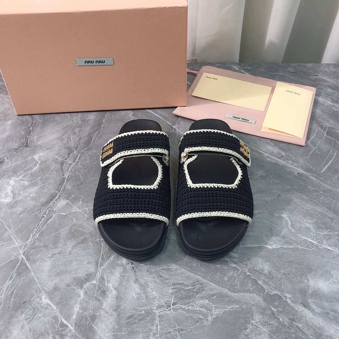NO:410033,Top version Purchase quality Original development MIUMIU Miu 2025ss new flat sandals New product purely handmade slippers . Original purchase and development Make goods Top original quality, the highest version on the market is so comfortable to use. Pay attention to only high-end quality!  !  !  Align with the quality of the counter, the upper imported from Italy is the original custom wool fabric, the inner lining and insole are both imported from Italy, and the original rubber outsole is imported from Italy. The real material is real, whether it is leather, last, sole, or craftsmanship, it is consistent with the zp upper, using the original custom wool fabric imported from Italy. It is matched with the inner lining sheepskin comfortable design, soft soles and mixed sheepskin inner lining, making the sole more comfortable. The high-resistance latex insoles share the pressure of the instep, and does not hit the feet when worn. The super simple matching effect, distinctive personality, a must-have style for fashionable and trendy outfits, light and comfortable. Super comfortable foot feel!  Full of design, a stylish and stylish item, all developments, according to the original requirements, in-depth disassembly and restored, pure handmade, expensive, using original rubber bottom imported from Italy, Italian method and craftsmanship, your thoughts are finally here, versatile, suitable for any occasion, everyone must have a pair!  Fabric imported from Italy original custom wool Neil imported from Italy original sheepskin footbed Italian imported from Italy original sheepskin outsole imported from Italy original rubber sole size 35-39 (40.41 custom made, no return or replacement) can be customized without a standard and customer logo, no return or exchange. Packaging top-level high-end full set of original authentic products consistent packaging, slippers, miumiu, slippers, sheepskin19860909顶级版本 代购品质 原版开发 MIUMIU 缪缪2025ss新款平底凉拖鞋 新品纯手工制作拖鞋 .原版购入开发 做货 顶级原单品质,市面最高版本上脚简直太舒服了注意 只做高端品质！！！对准专柜品质 鞋面意大利进口原版特殊定制毛线面料,内里和鞋垫都是意大利进口原版羊皮,意大利进口原版橡胶大底.一分钱一分货,真材实料,无论是皮料、楦型、鞋底、工艺,都跟zp一致鞋面采用意大利进口原版定制特殊毛线面料 搭配内胆羊皮舒适设计,软软鞋底和混种绵羊皮内里,让面底都更舒适,置入高回弹乳胶鞋垫分担脚背压力,穿着不打脚.超级简单的搭配效果,个性鲜明,时尚潮流穿搭必备款式,轻盈舒适.超级舒适脚感！设计感十足 一款彰显个性 潮流神级单品 所有开发 按原版要求 深度拆解还原 纯手工制作 成本不菲 采用意大利进口原版橡胶大底 意大利做法工艺 你们的心心念念终于来了 百搭适用任何场合、人手必备一双！ 面料意大利进口原版定制毛线 内里意大利进口原版羊皮 垫脚意大利进口原版羊皮 大底意大利进口原版橡胶底 码数35-39（40.41定做,不退不换） 可定做无标和客人logo定制,不退不换 包装顶级高端全套原版正品一致包装,拖鞋,miumiu,slippers,sheepskin,Women's Shoes